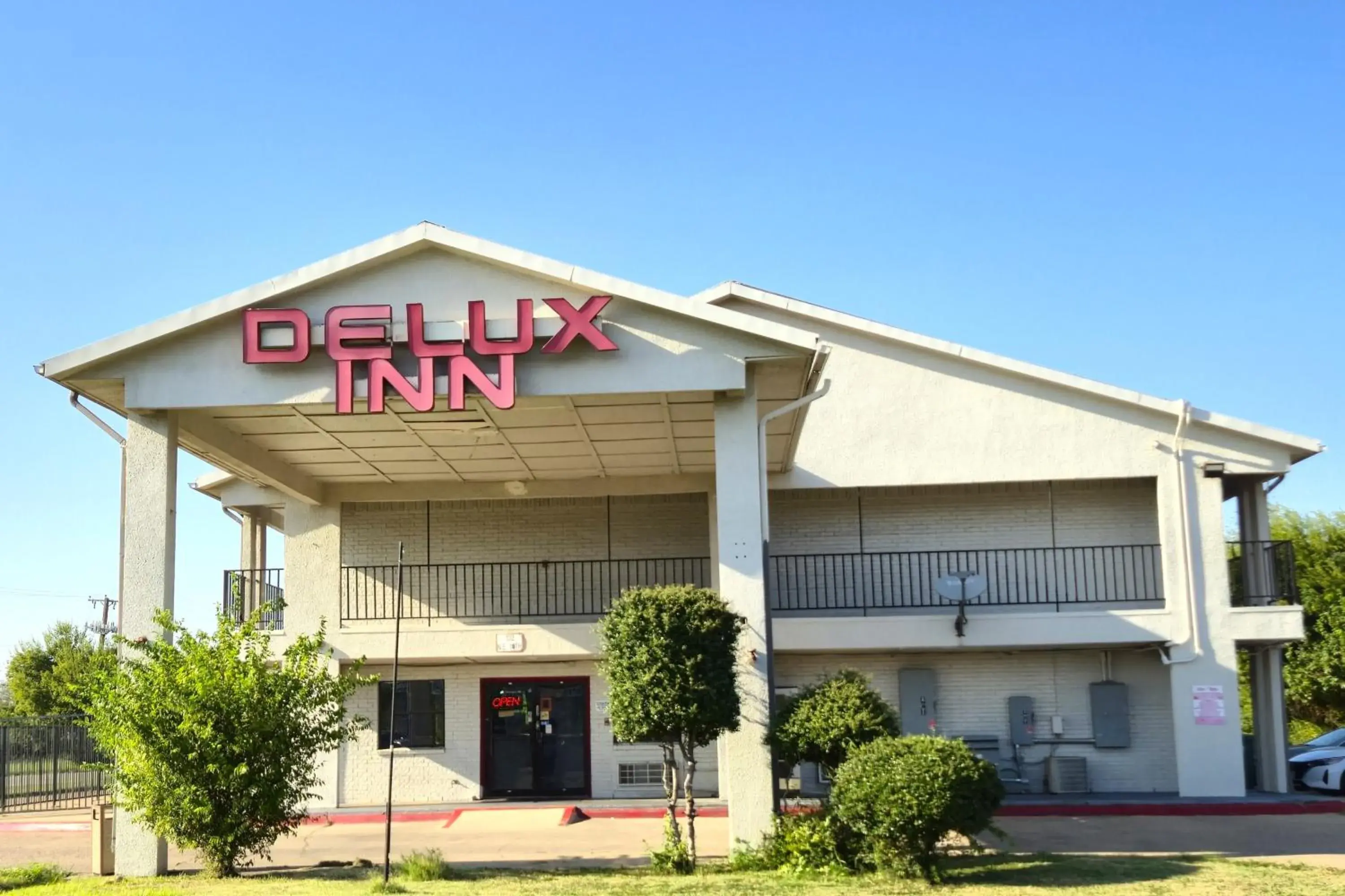 Property building in Deluxe Inn Motel By OYO Grand Prairie Interstate 30 Property building in Deluxe Inn Motel By OYO Grand Prairie Interstate 30