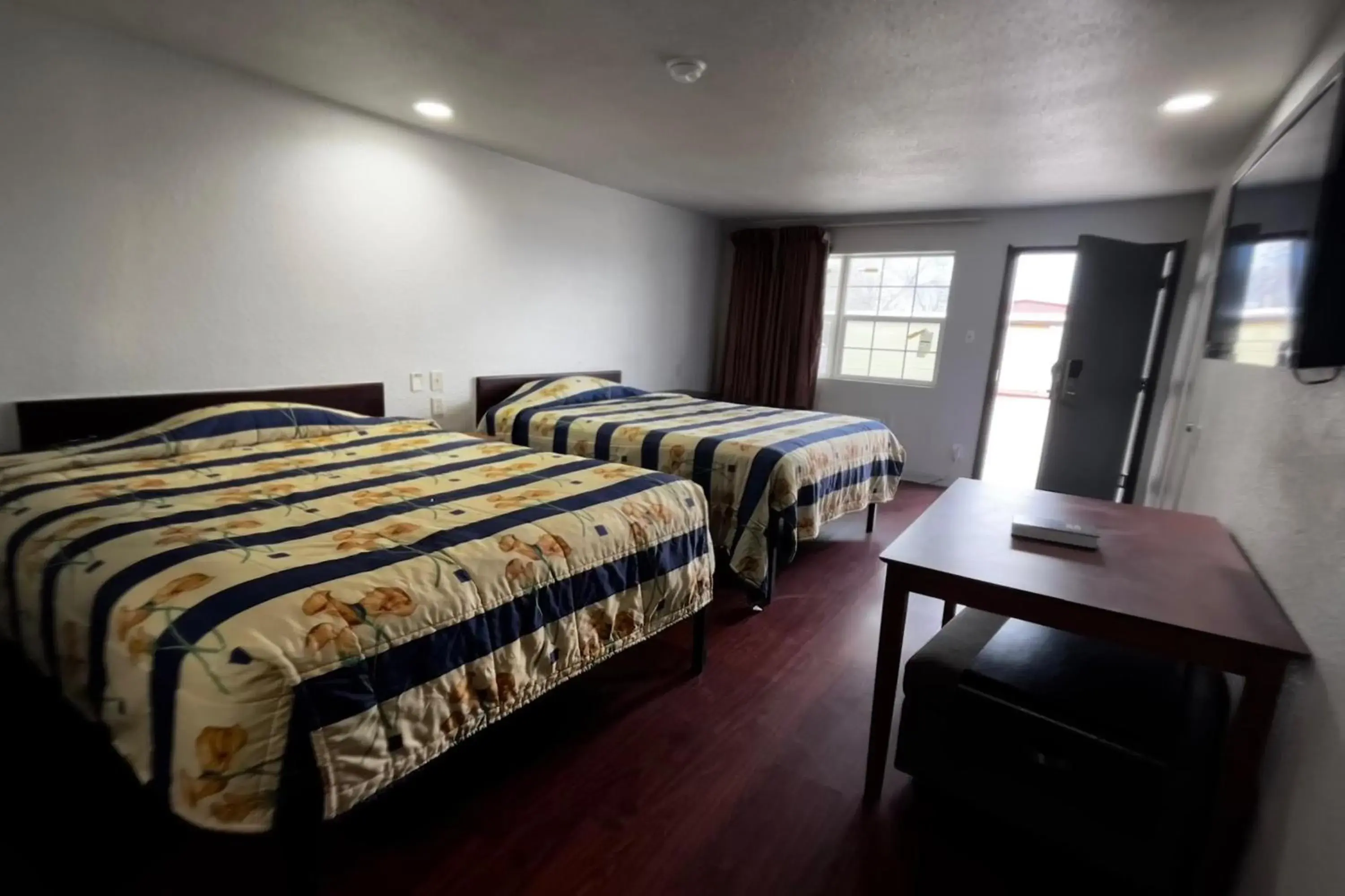 Bedroom, Bed in Deluxe Inn Motel By OYO Grand Prairie Interstate 30 Bedroom, Bed in Deluxe Inn Motel By OYO Grand Prairie Interstate 30