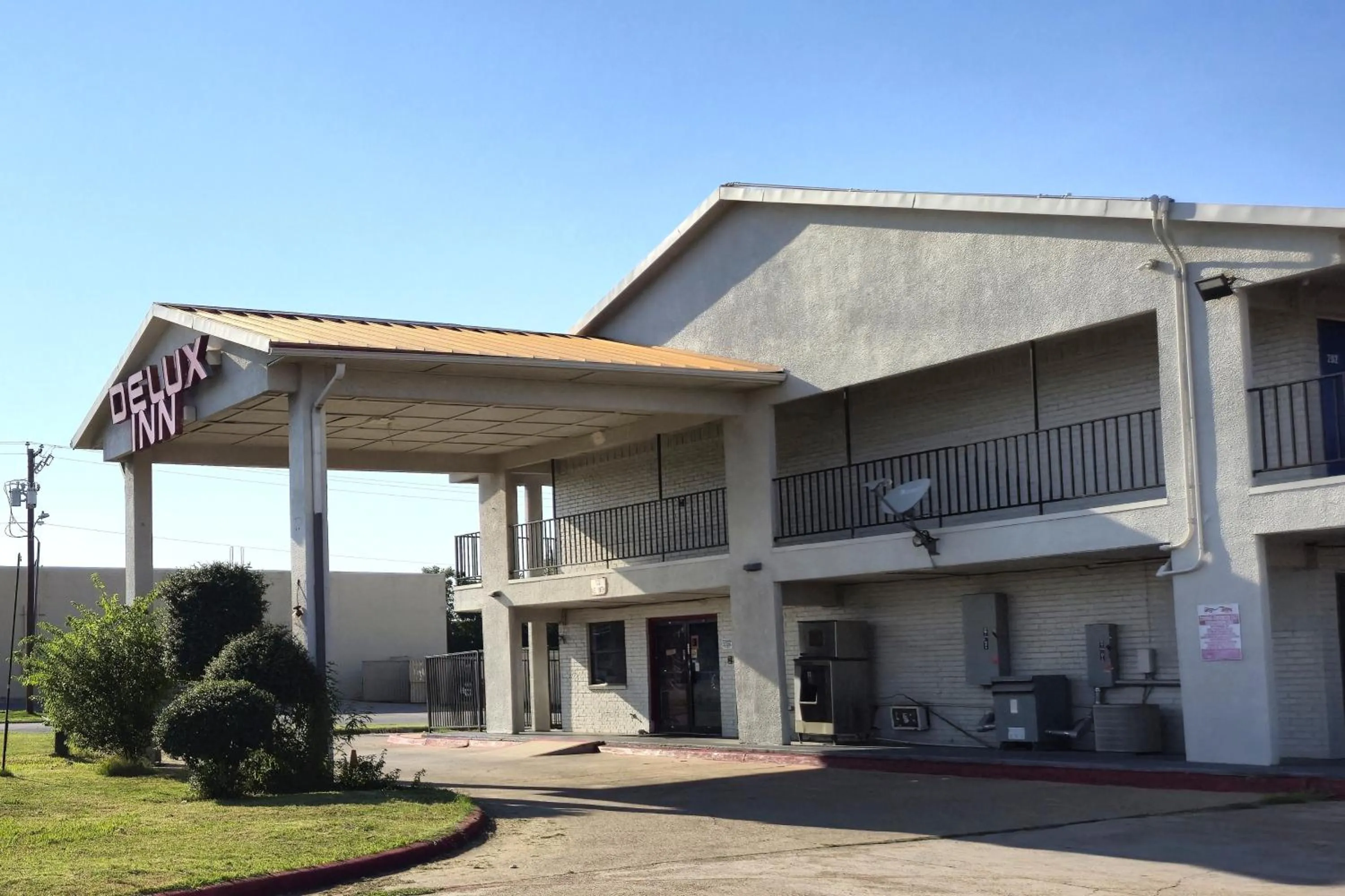 Facade/entrance in Deluxe Inn Motel By OYO Grand Prairie Interstate 30