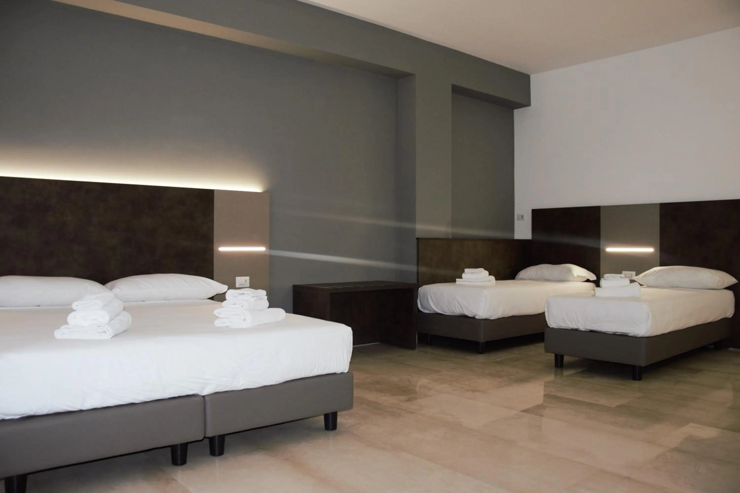 Bed in Domus Dea Roma by Trinità