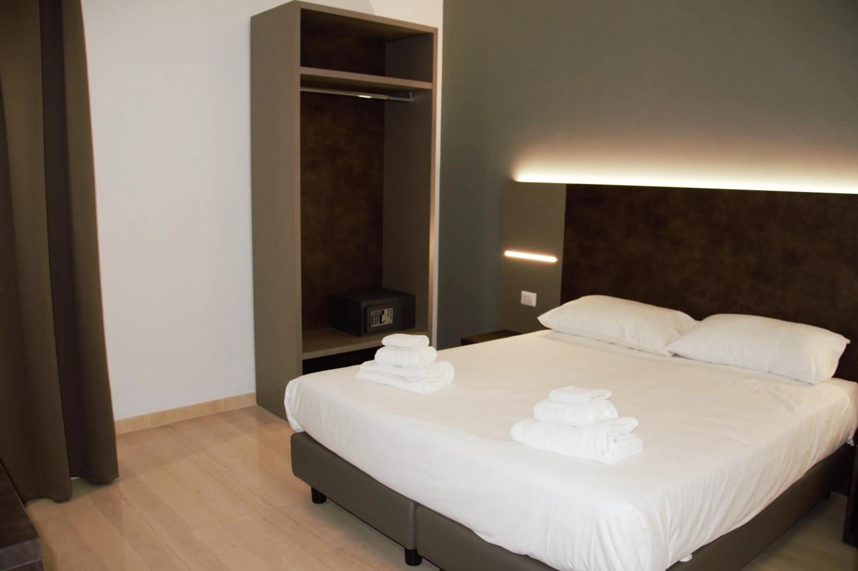 Bed in Domus Dea Roma by Trinità