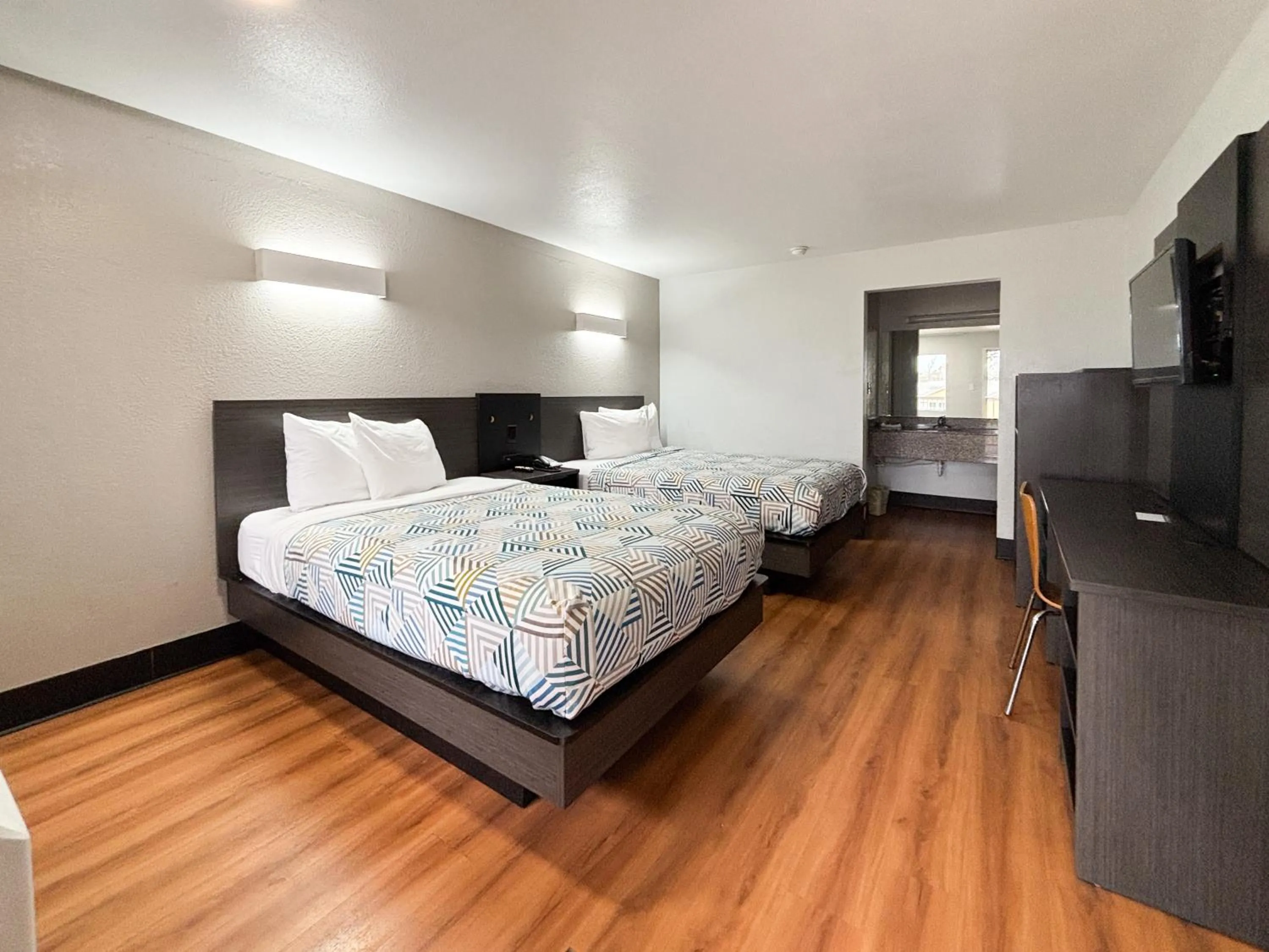 Photo of the whole room, Bed in Studio 6 Sulphur LA