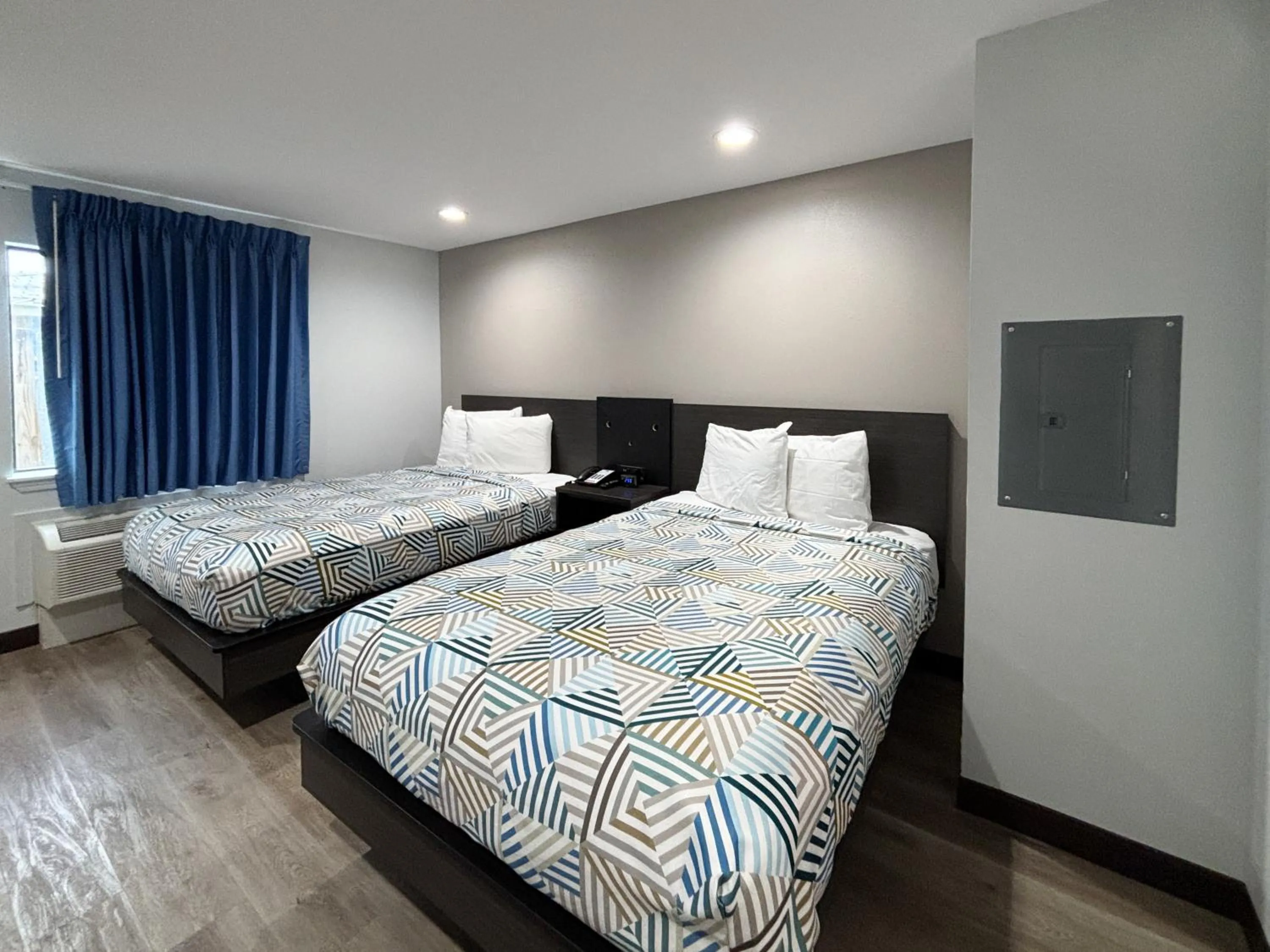 Photo of the whole room, Bed in Studio 6 Sulphur LA