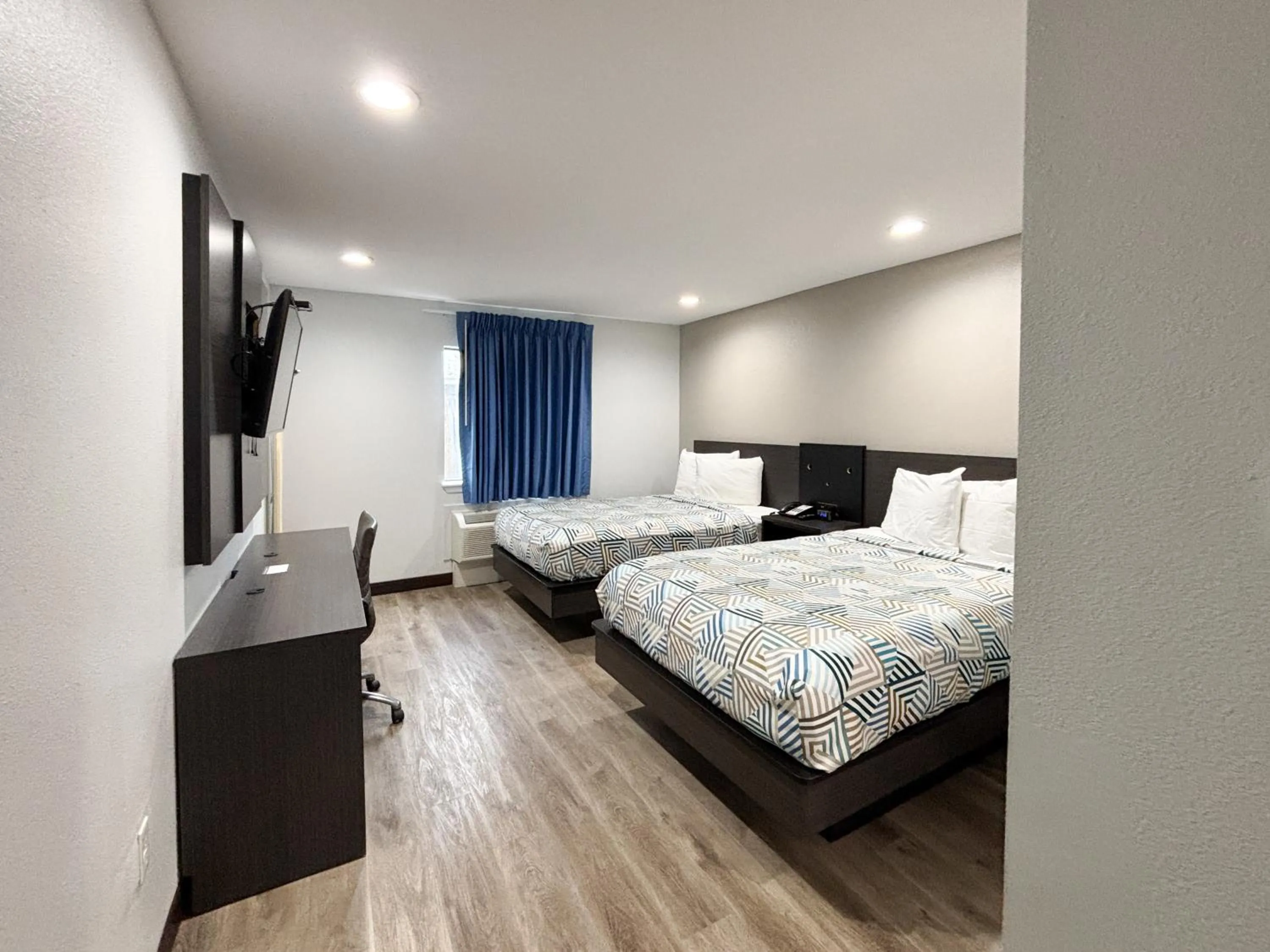 Photo of the whole room, Bed in Studio 6 Sulphur LA