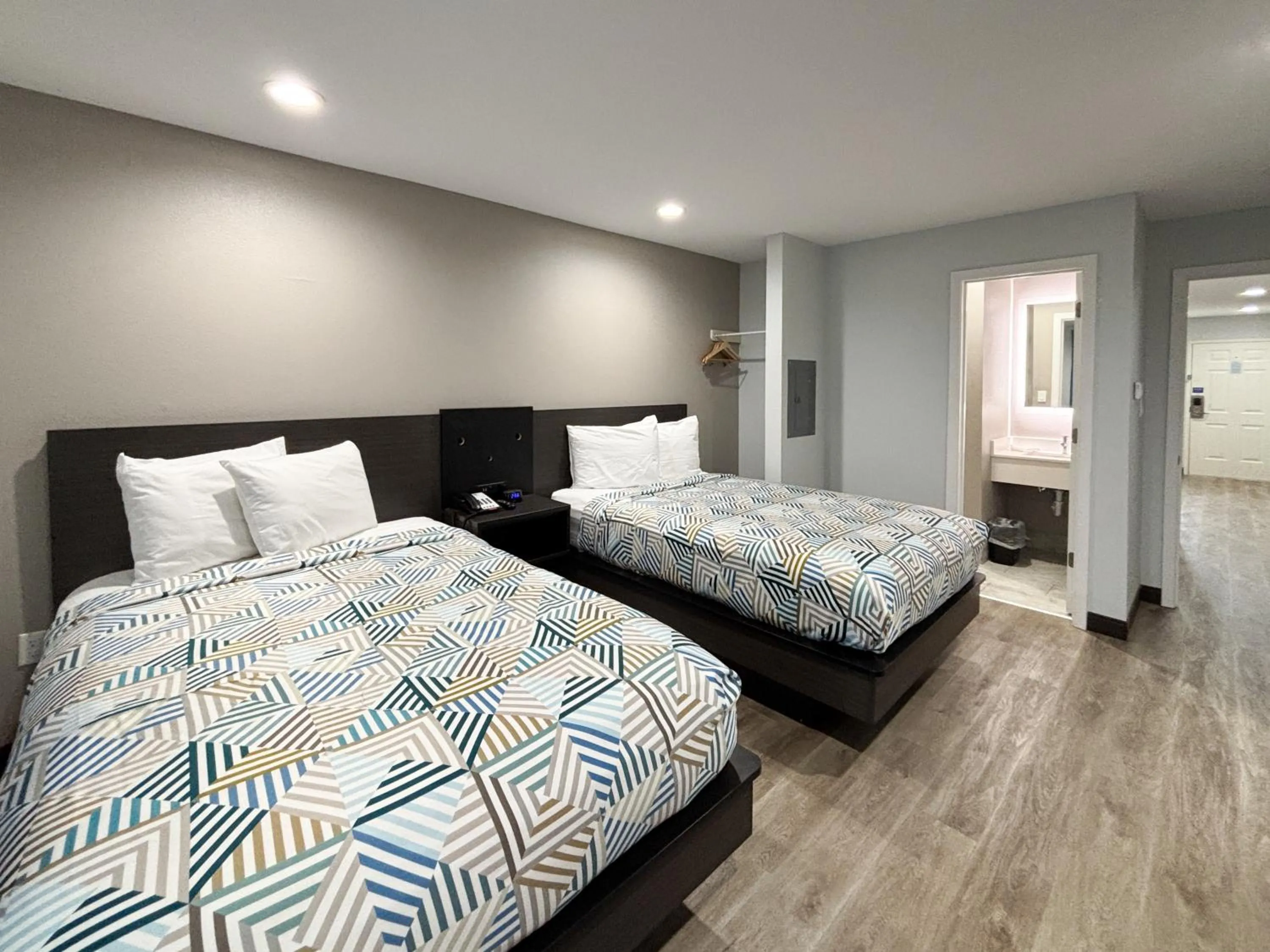 Photo of the whole room, Bed in Studio 6 Sulphur LA