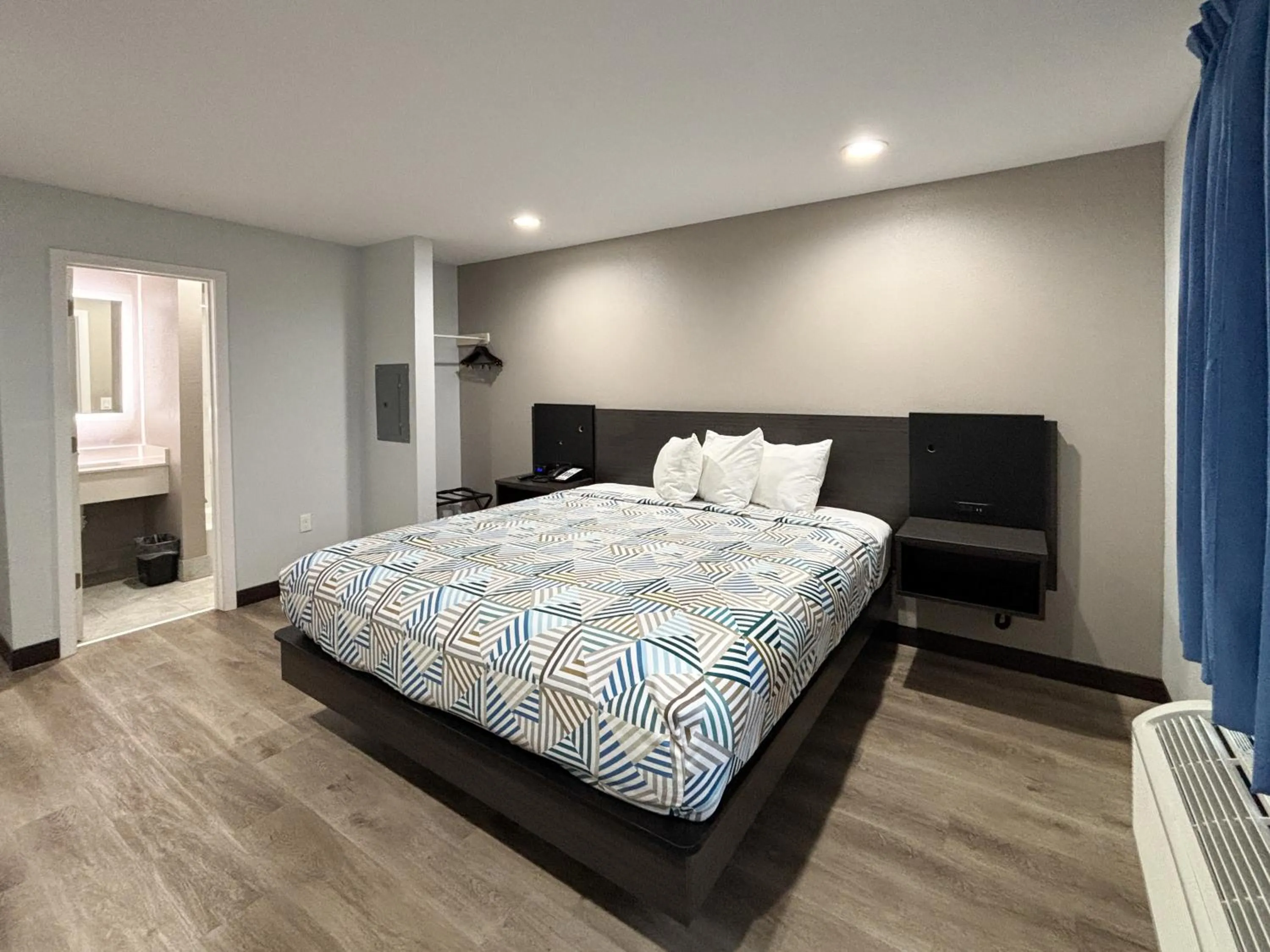 Photo of the whole room, Bed in Studio 6 Sulphur LA