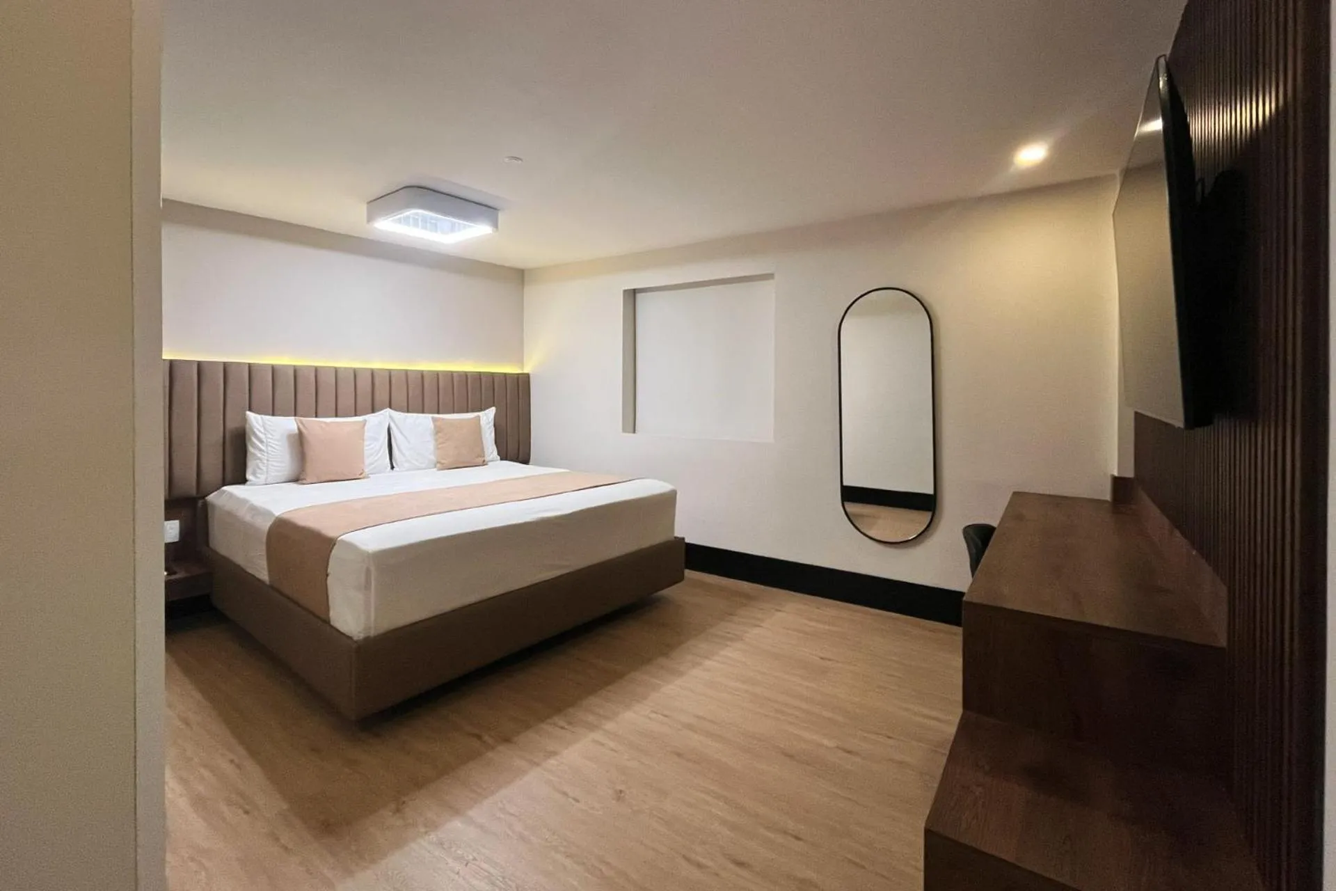 Deluxe Room in Hotel Continental ByHours