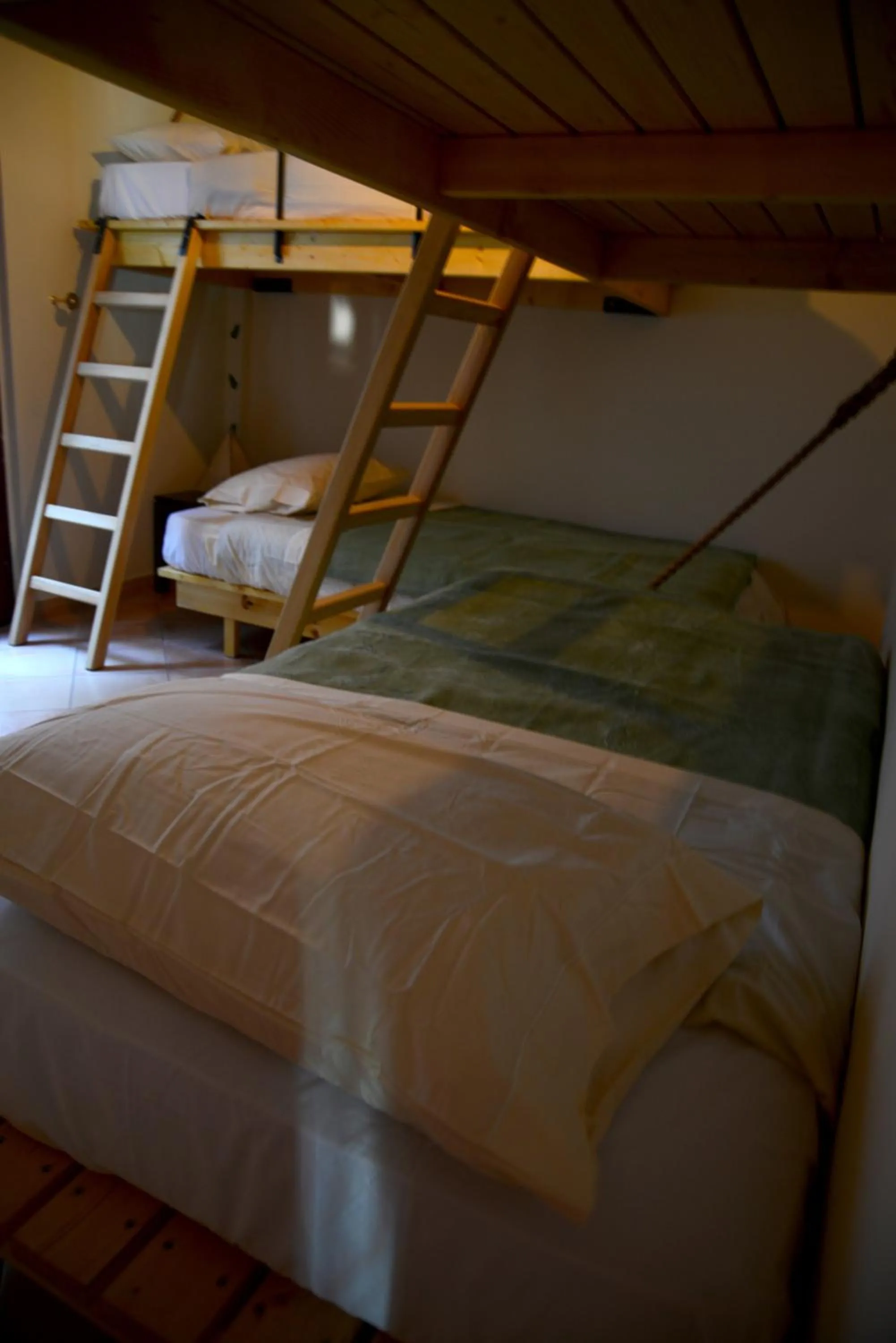 bunk bed, Bed in Crossroads
