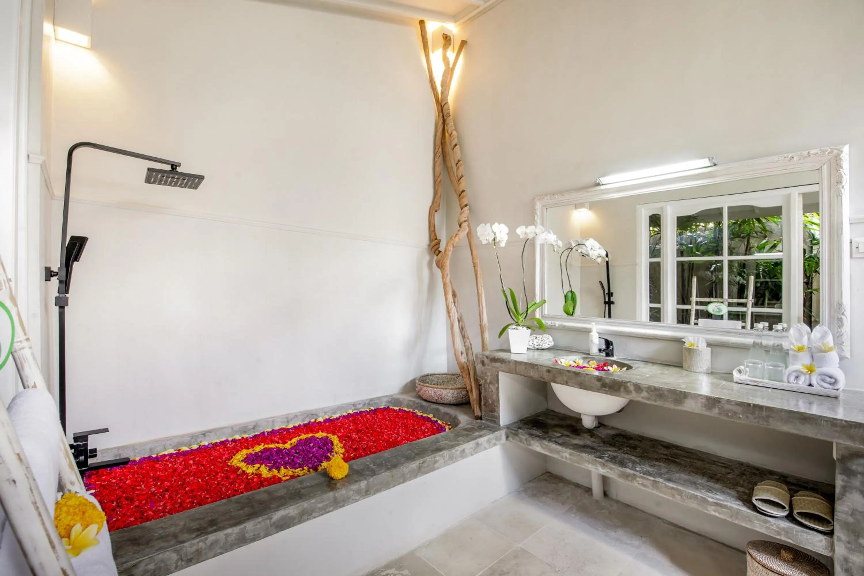 Shower, Bed in Villa Lodek Deluxe
