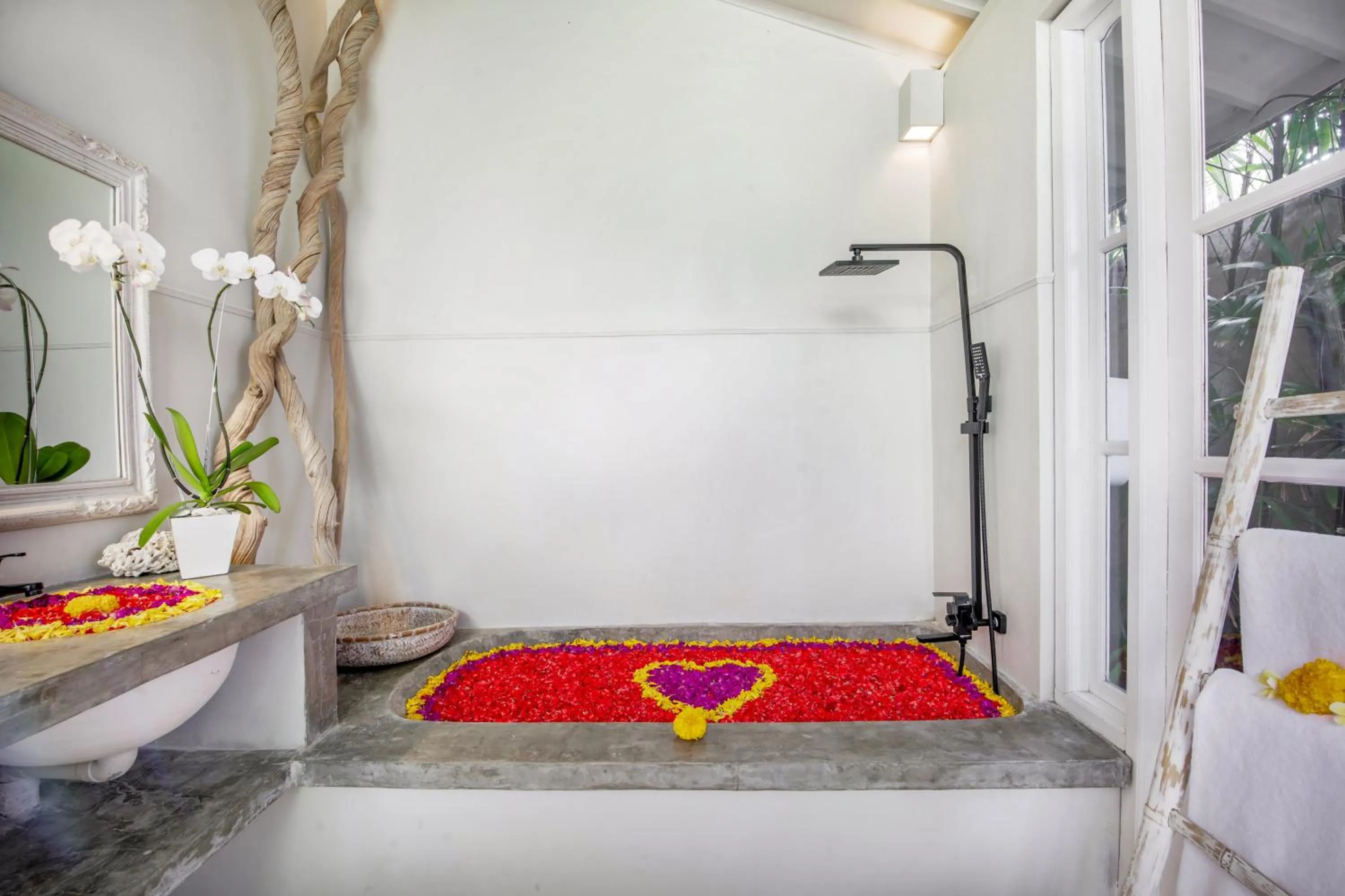 Shower, Bed in Villa Lodek Deluxe