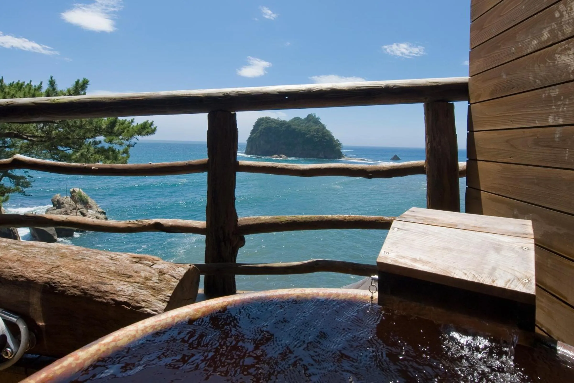 Hot Spring Bath in UmibenokakureyuSEIRYU海辺のかくれ湯清流