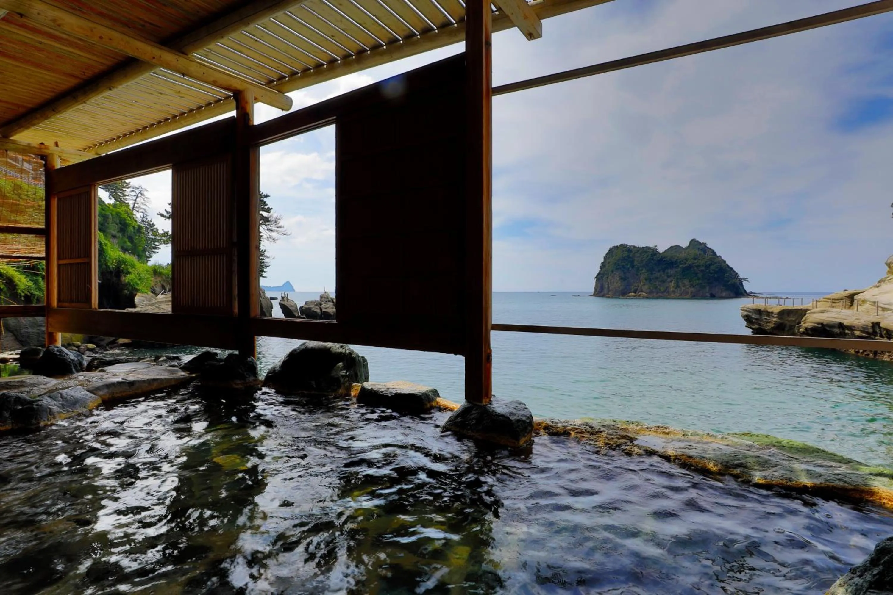 Open Air Bath in UmibenokakureyuSEIRYU海辺のかくれ湯清流