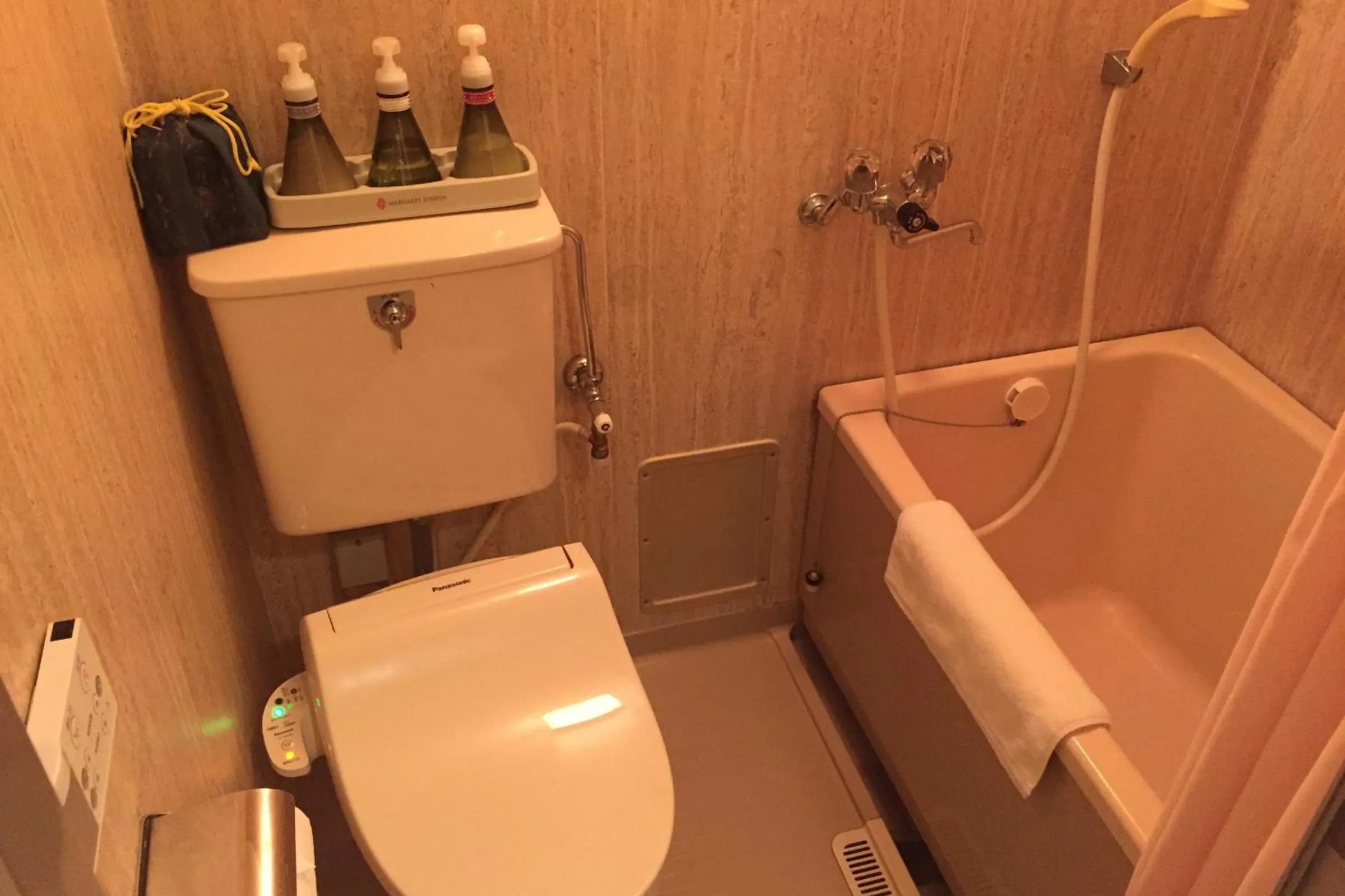 Shower in UmibenokakureyuSEIRYU海辺のかくれ湯清流