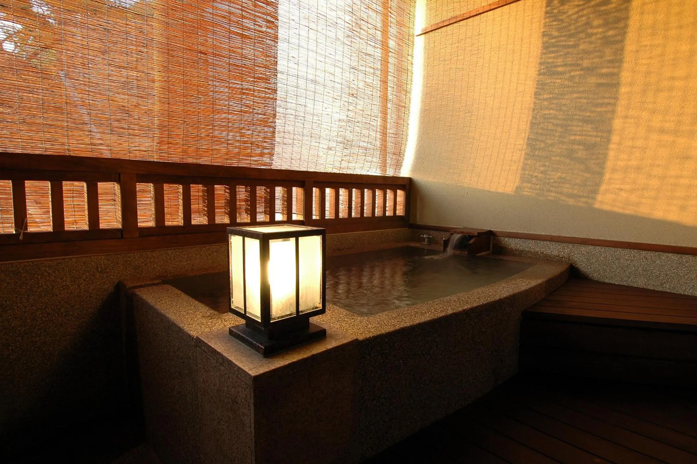 Hot Spring Bath in UmibenokakureyuSEIRYU海辺のかくれ湯清流