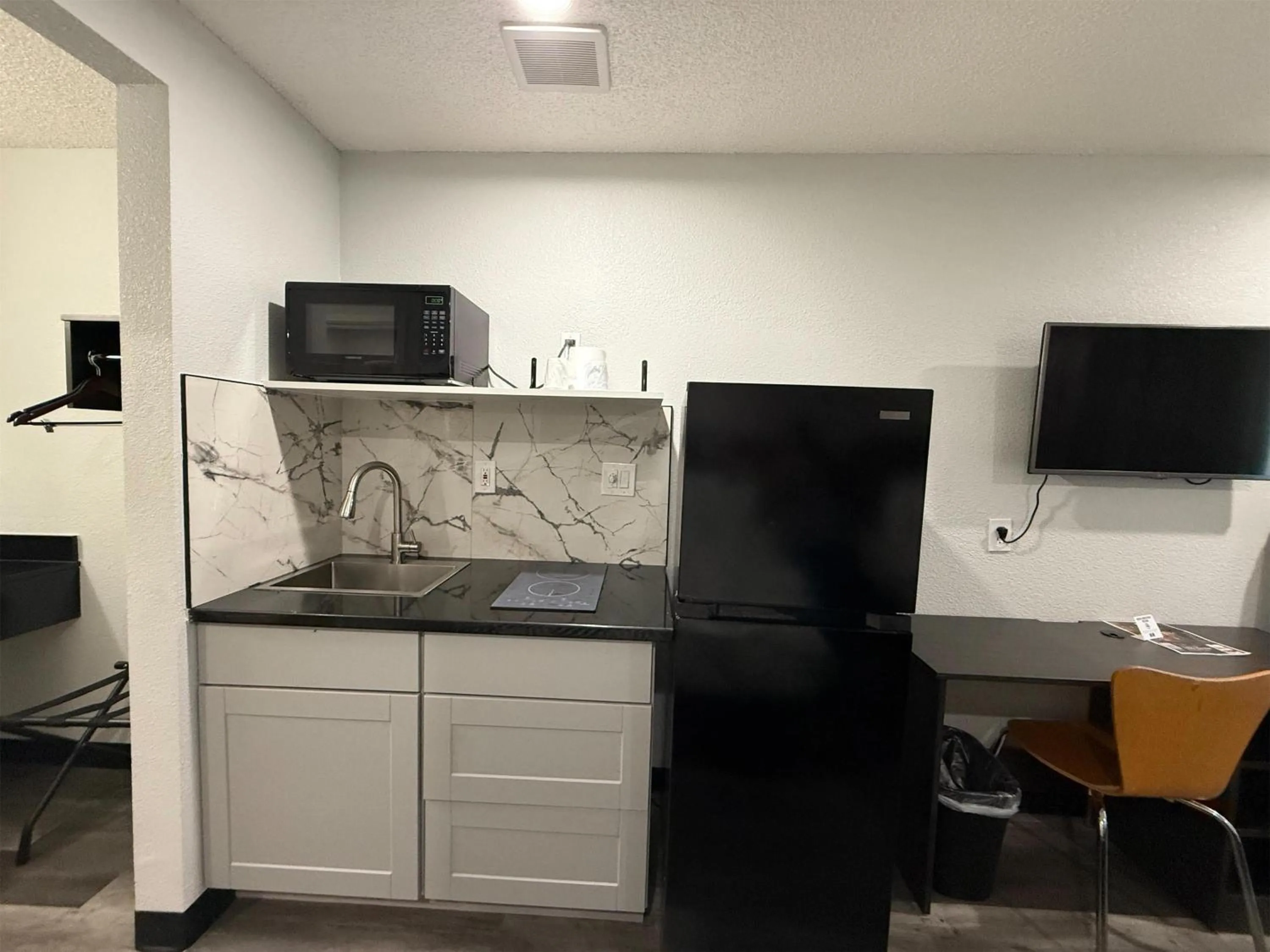 Photo of the whole room in Studio 6 Tacoma, WA - South