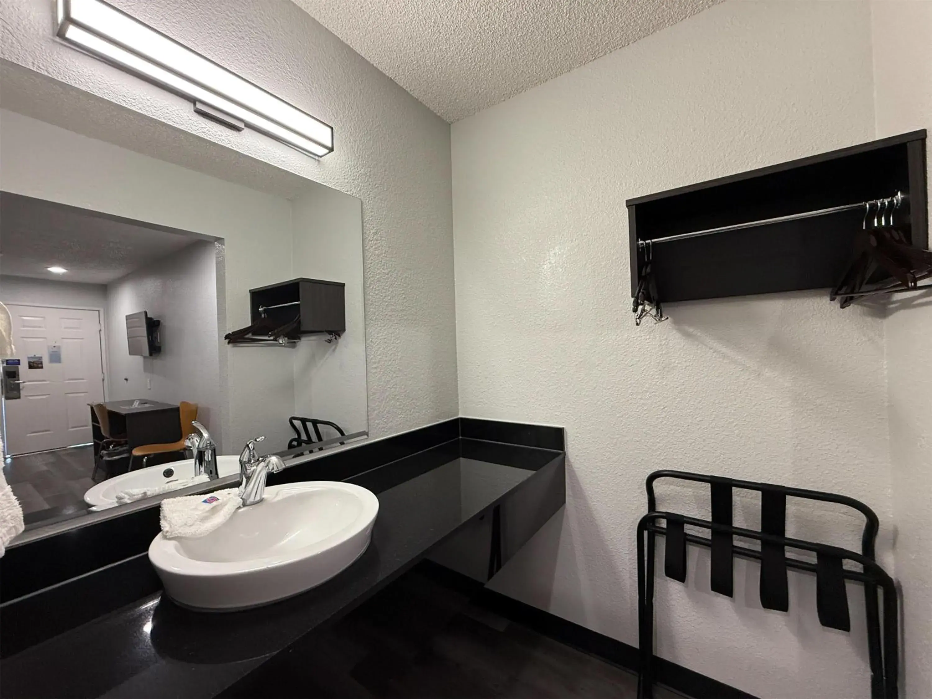 Queen Room - single occupancy - Non-Smoking in Studio 6 Tacoma, WA - South Queen Room - single occupancy - Non-Smoking in Studio 6 Tacoma, WA - South