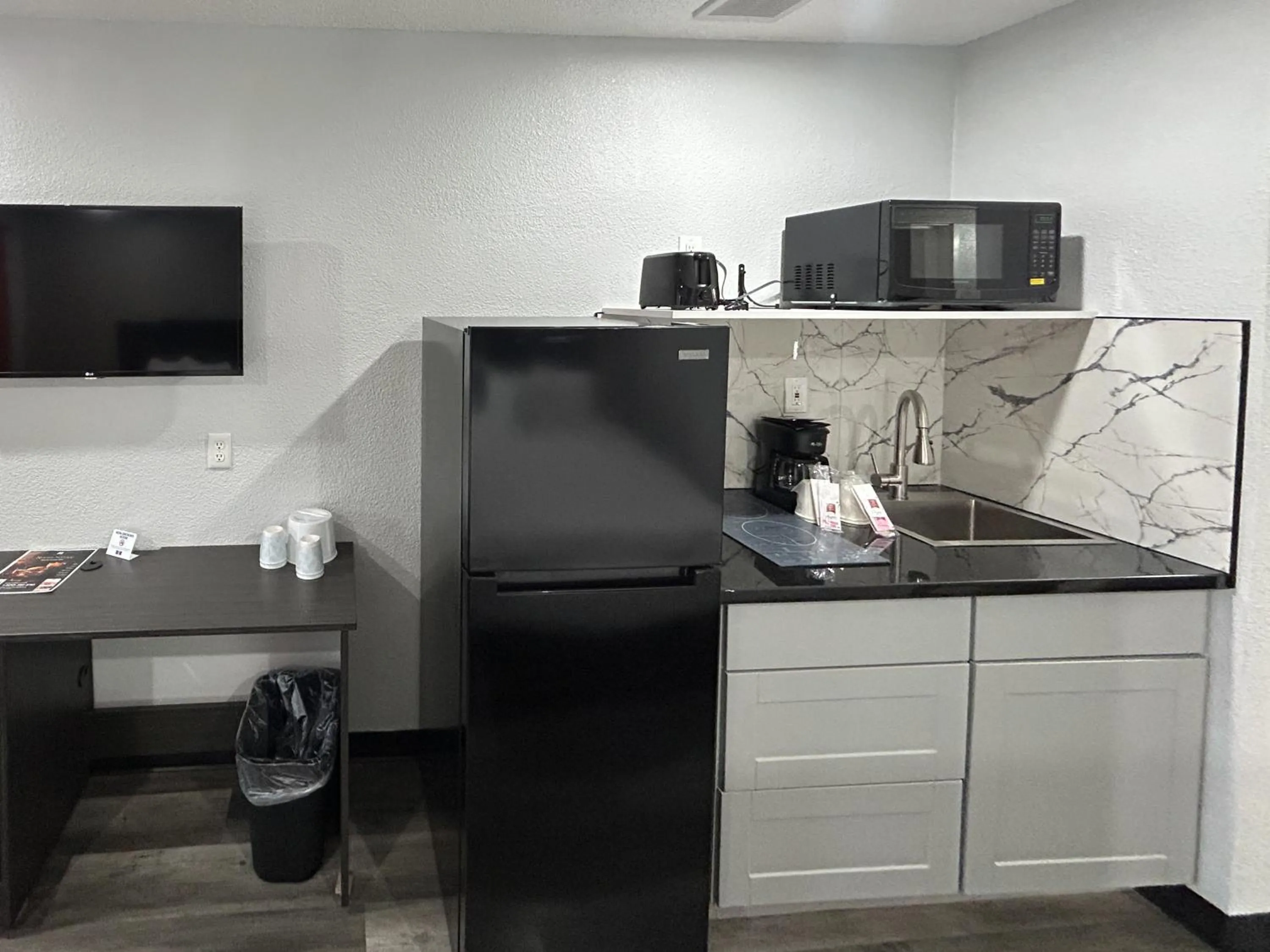 Kitchen or kitchenette in Studio 6 Tacoma, WA - South