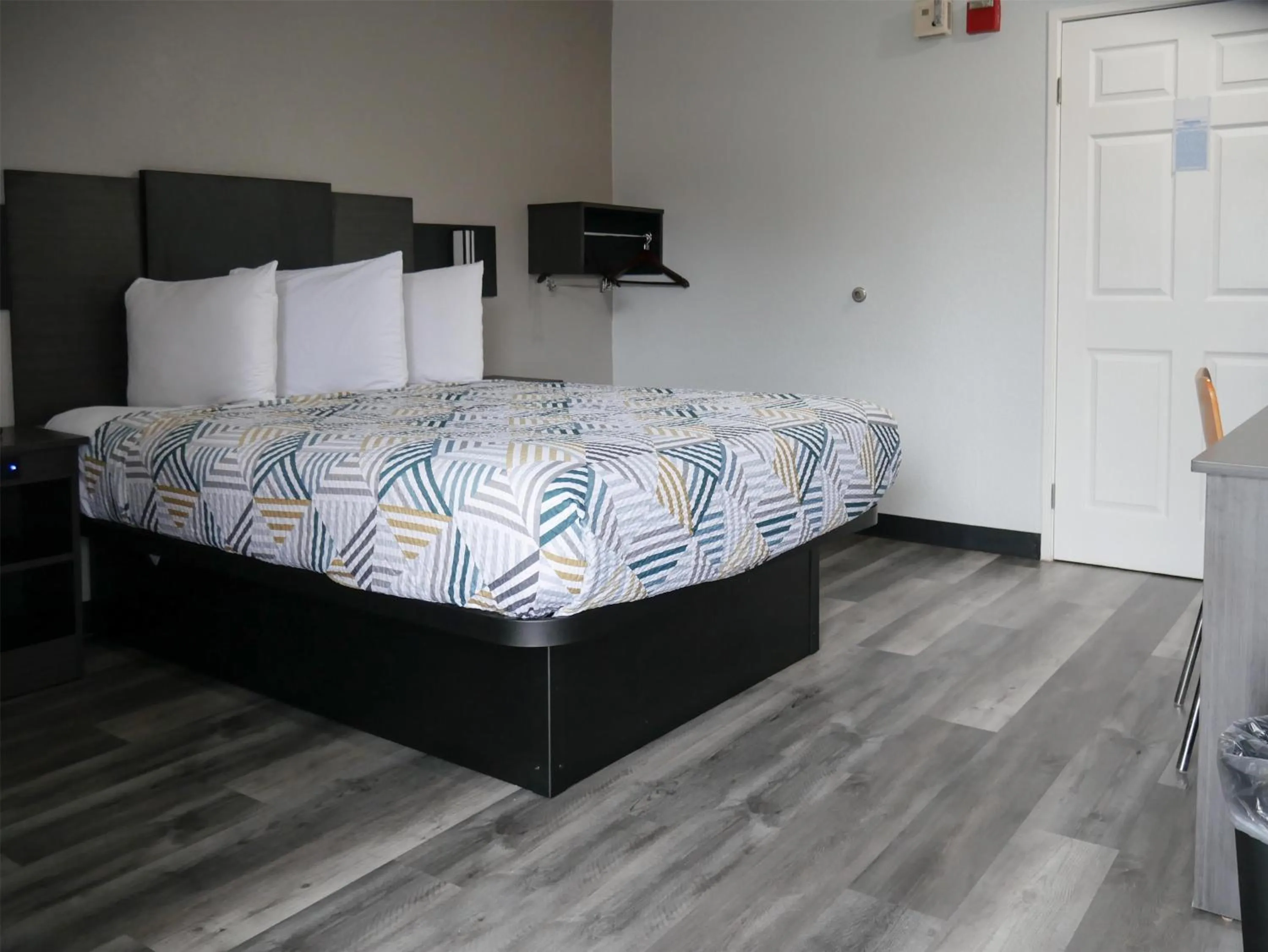 Photo of the whole room, Bed in Studio 6 Tacoma, WA - South