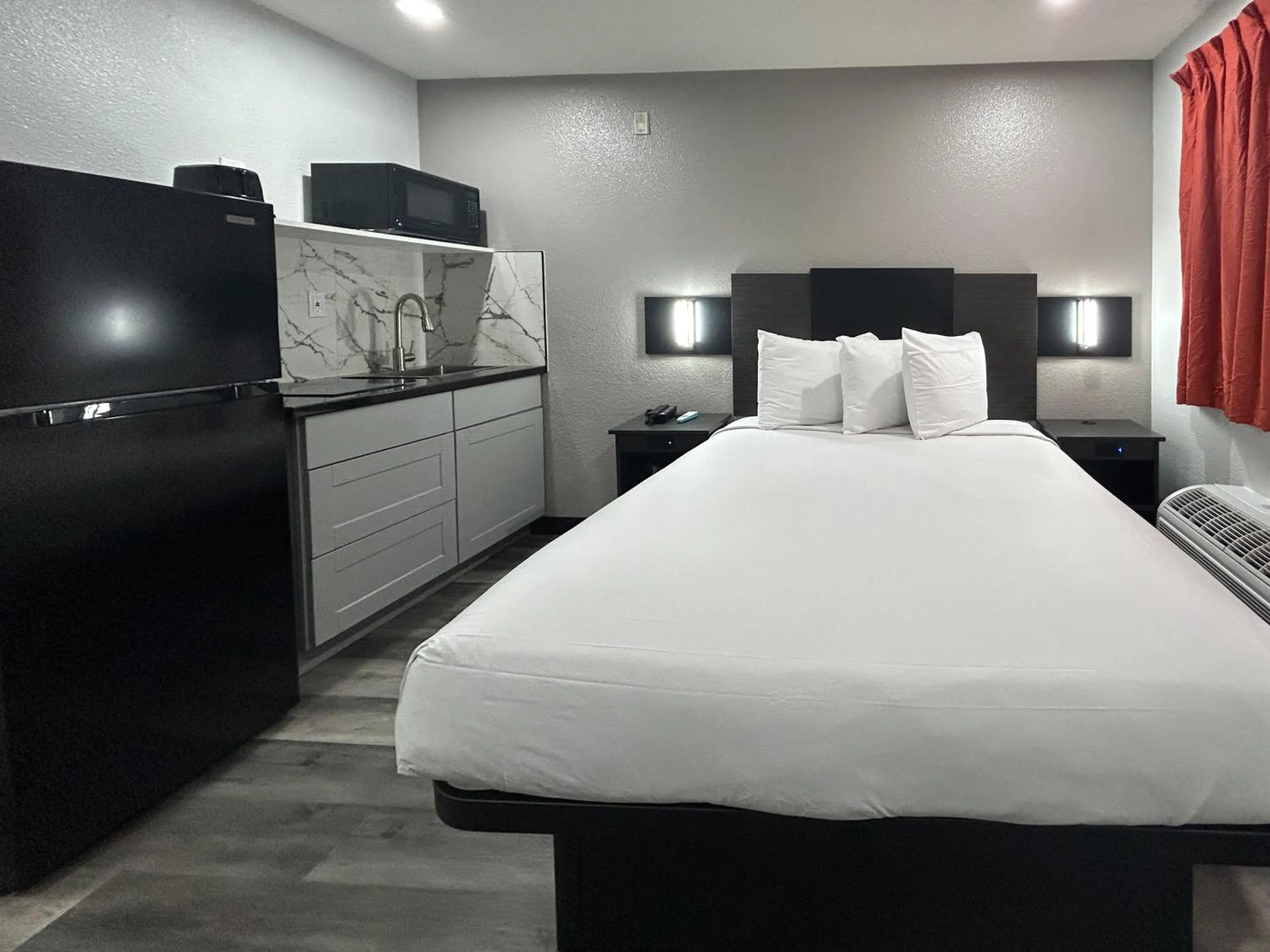 Photo of the whole room, Bed in Studio 6 Tacoma, WA - South