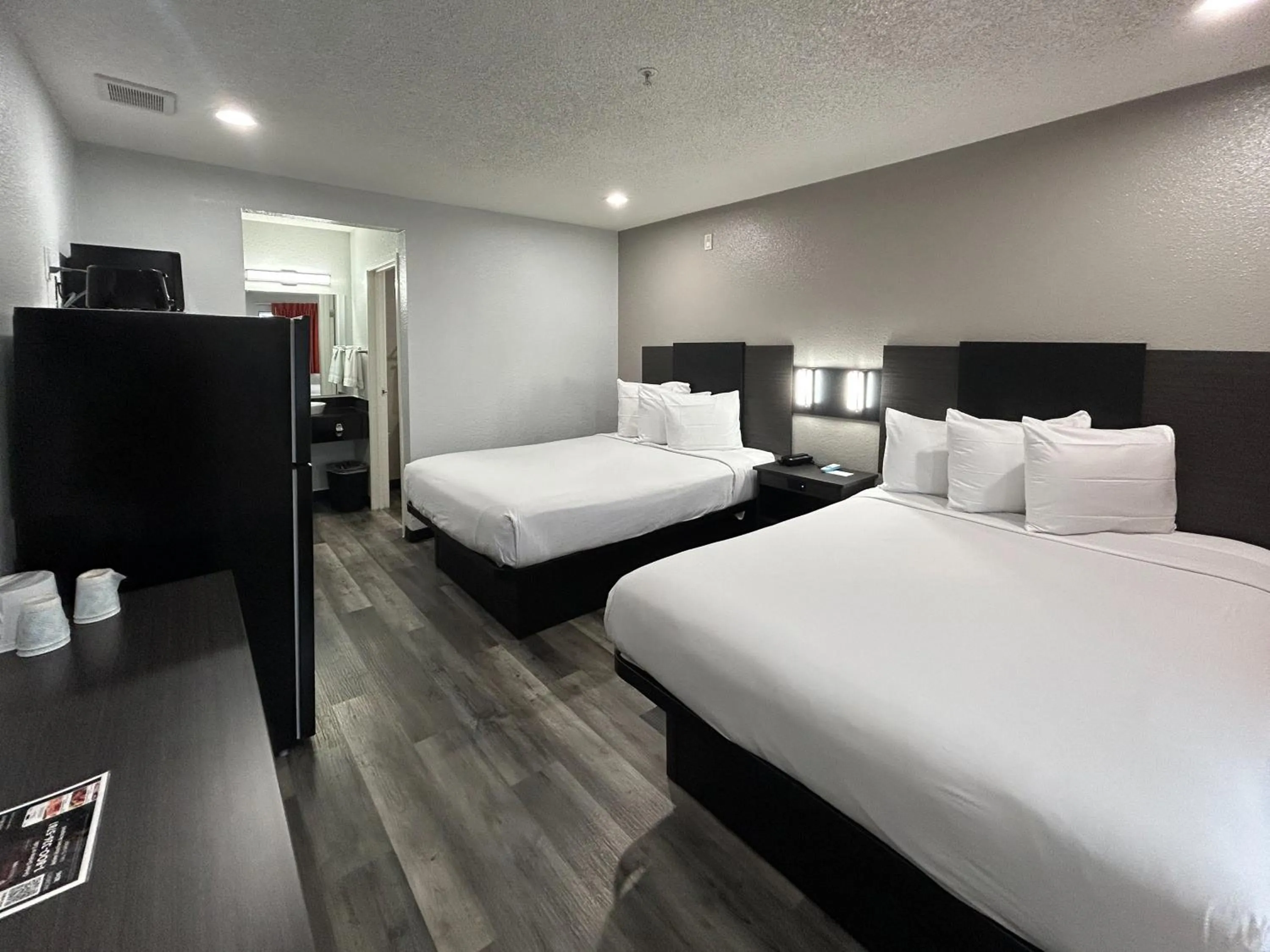 Photo of the whole room, Bed in Studio 6 Tacoma, WA - South