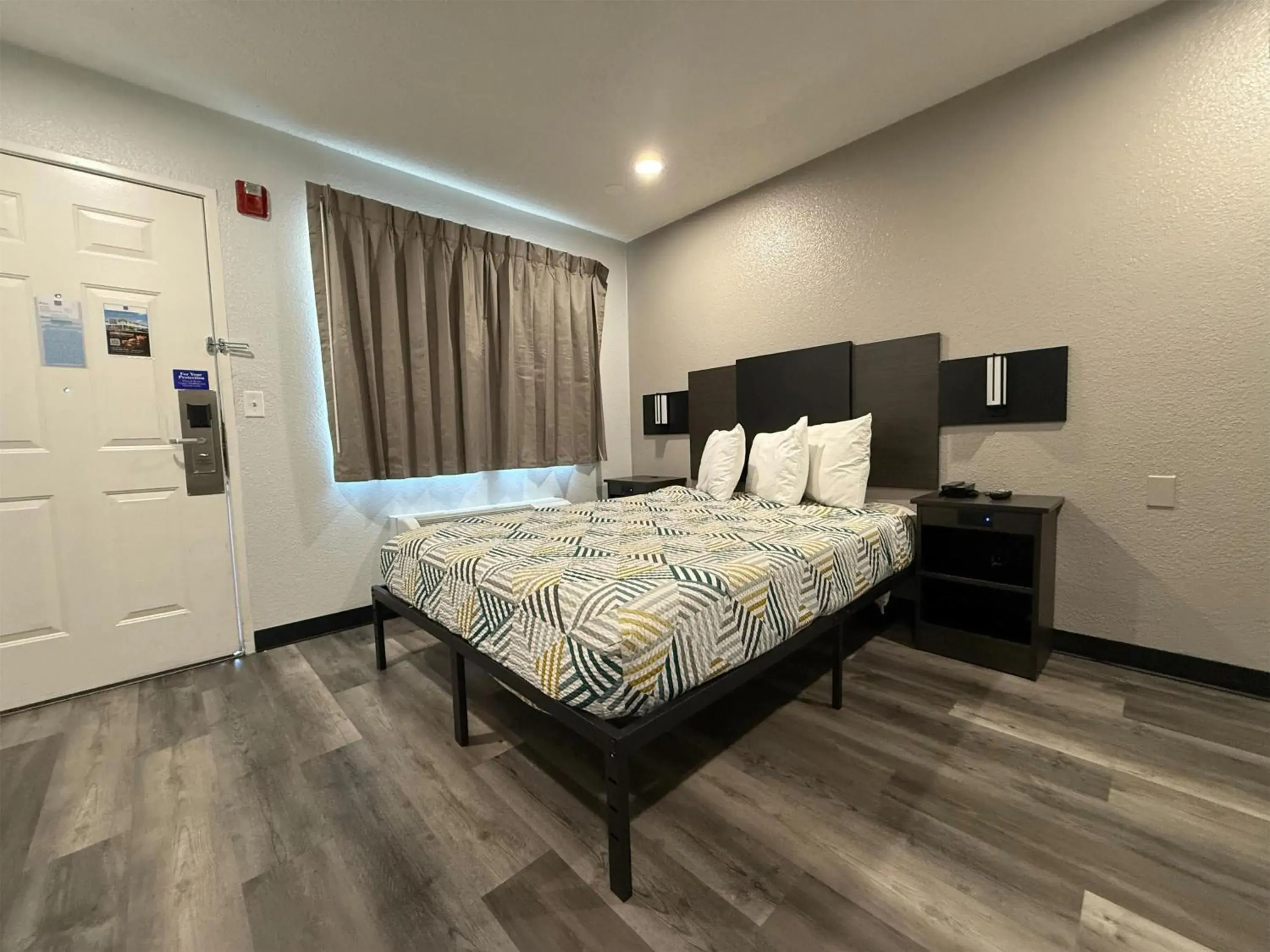 Queen Room - single occupancy - Non-Smoking in Studio 6 Tacoma, WA - South Queen Room - single occupancy - Non-Smoking in Studio 6 Tacoma, WA - South