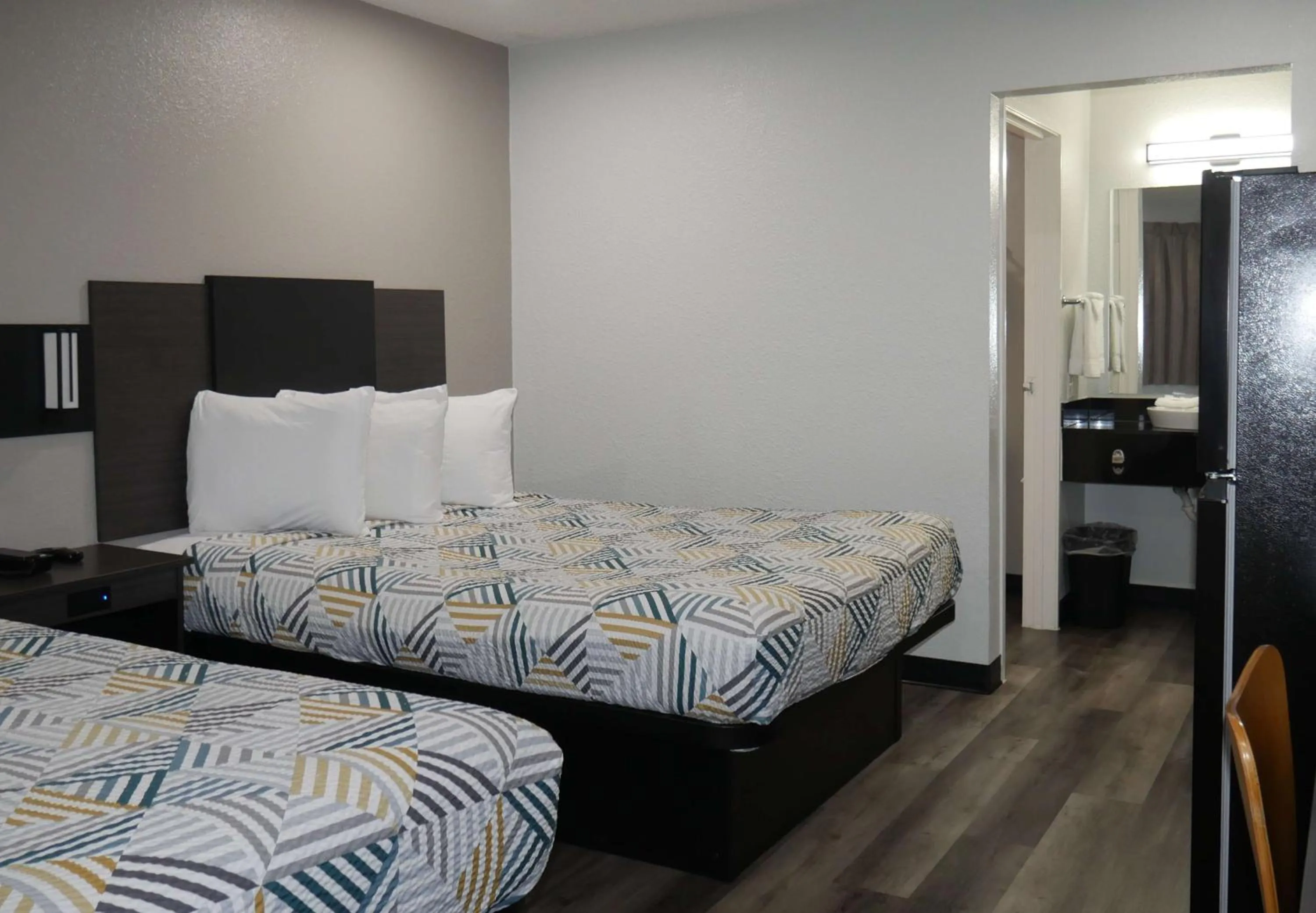 Bedroom, Bed in Studio 6 Tacoma, WA - South