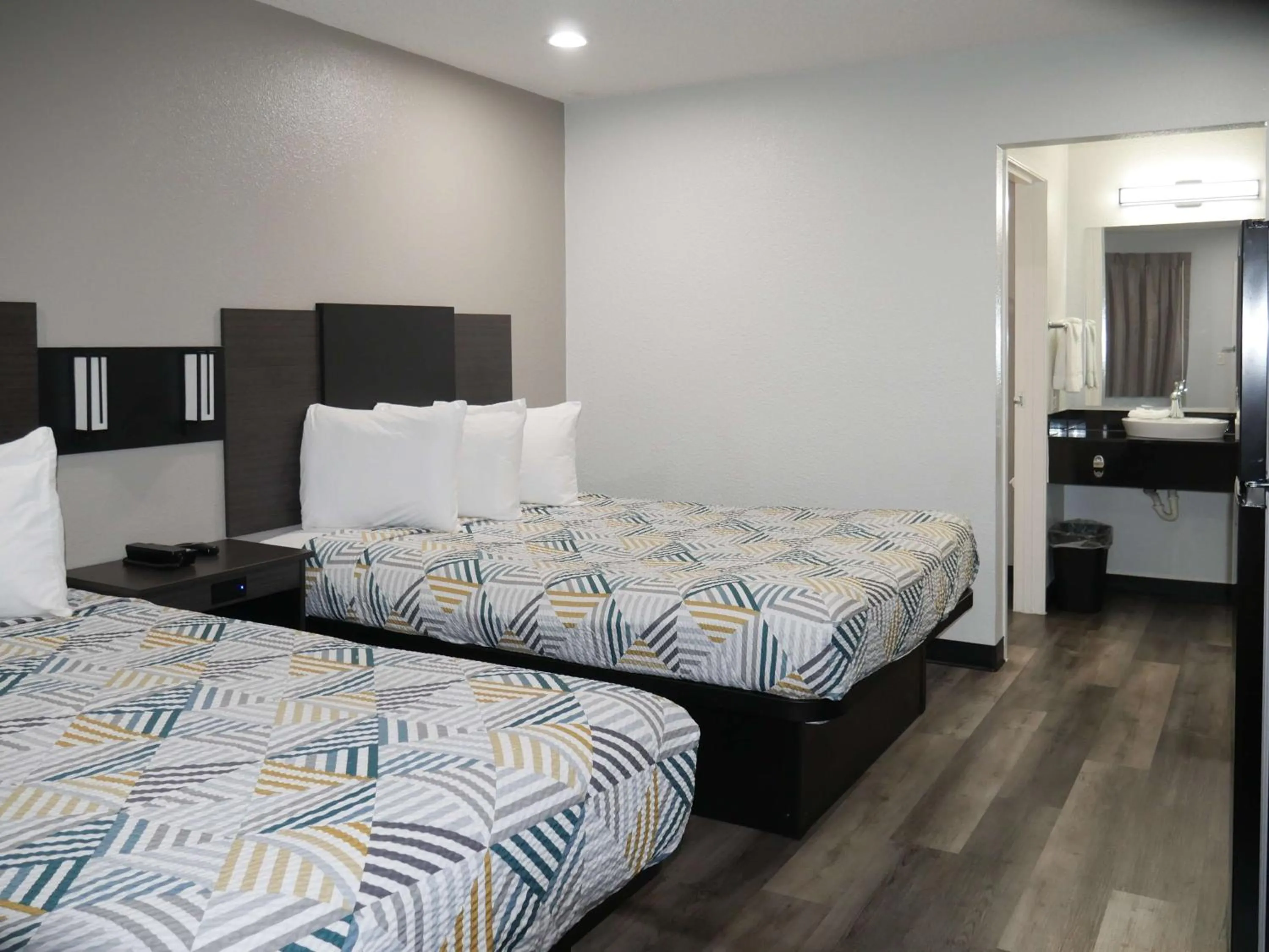 Bedroom, Bed in Studio 6 Tacoma, WA - South