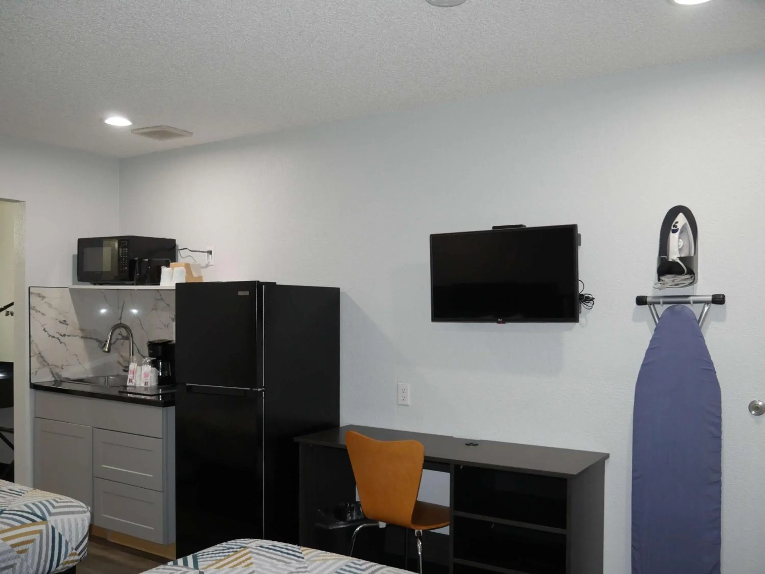 Queen Room with Two Queen Beds - single occupancy - Non-Smoking in Studio 6 Tacoma, WA - South Queen Room with Two Queen Beds - single occupancy - Non-Smoking in Studio 6 Tacoma, WA - South