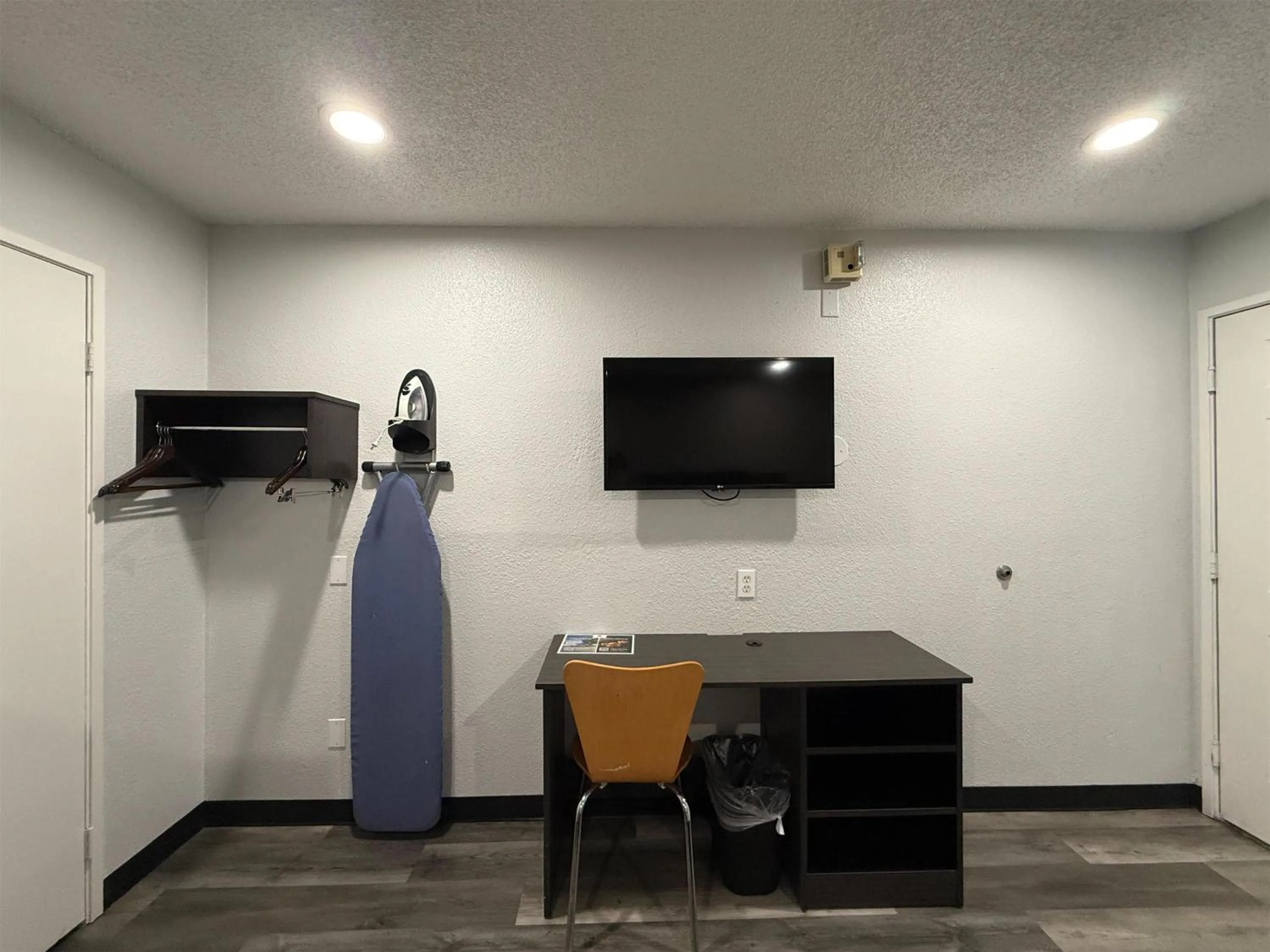 Photo of the whole room in Studio 6 Tacoma, WA - South