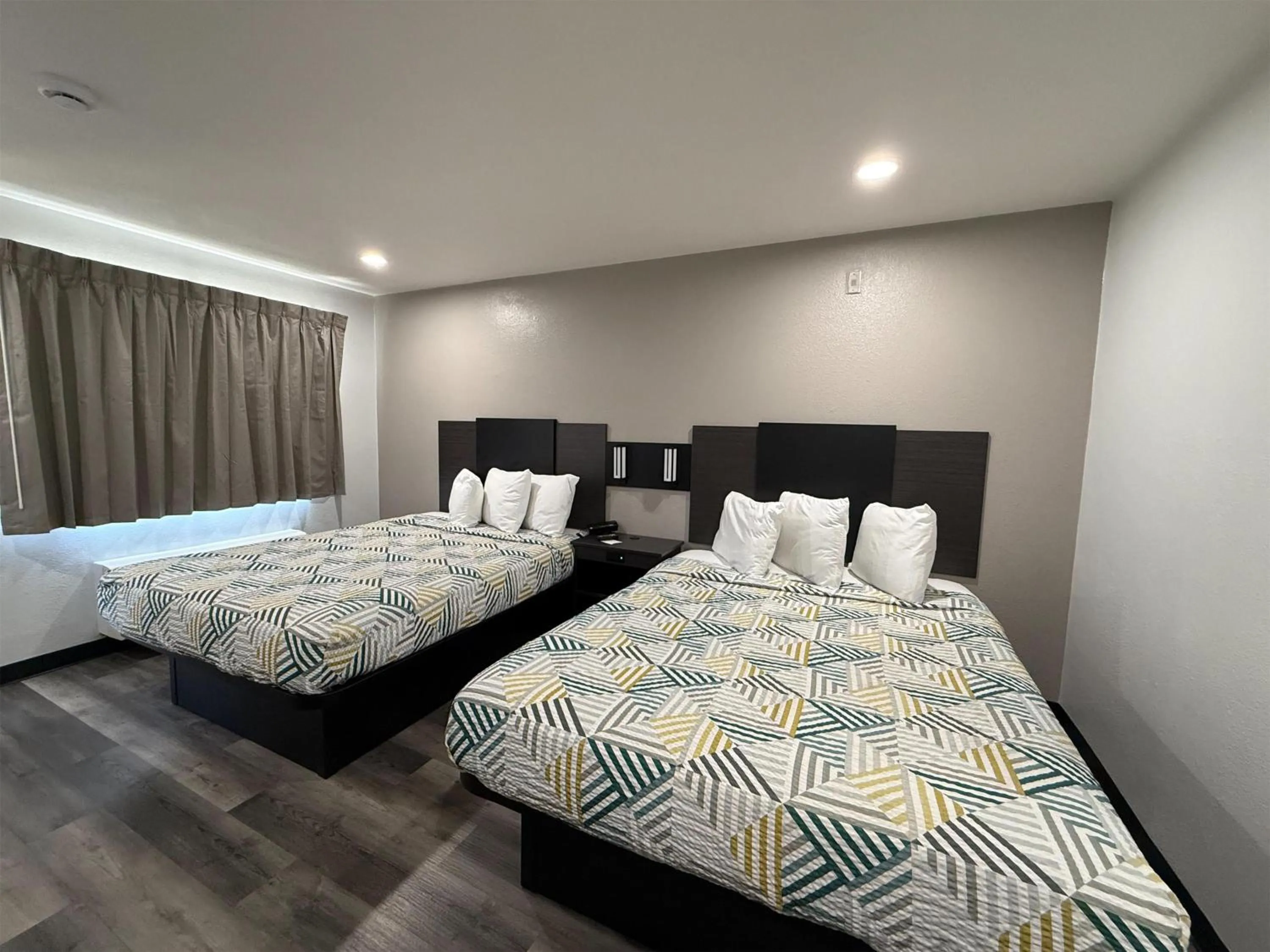 Photo of the whole room, Bed in Studio 6 Tacoma, WA - South