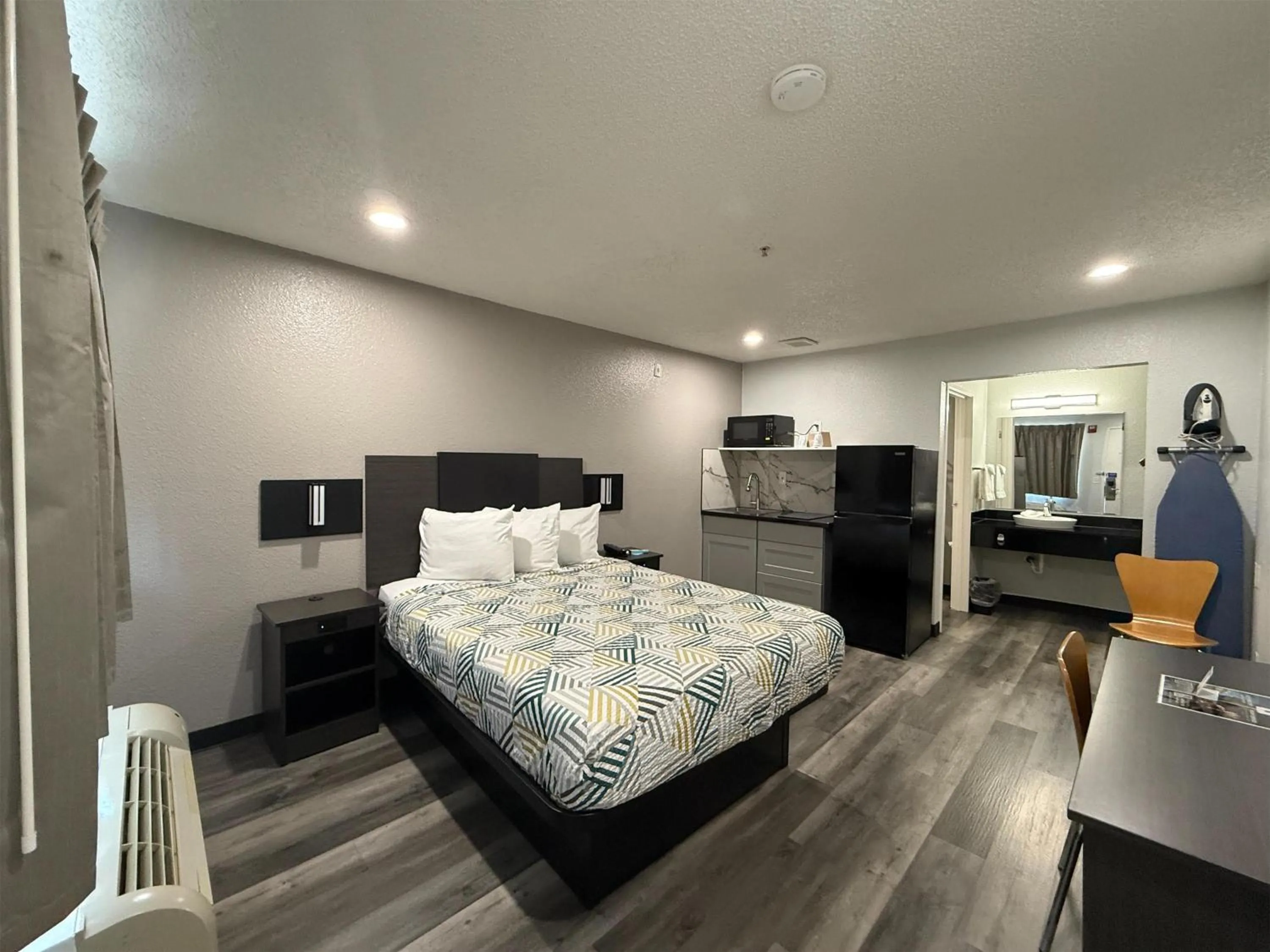 Photo of the whole room, Bed in Studio 6 Tacoma, WA - South