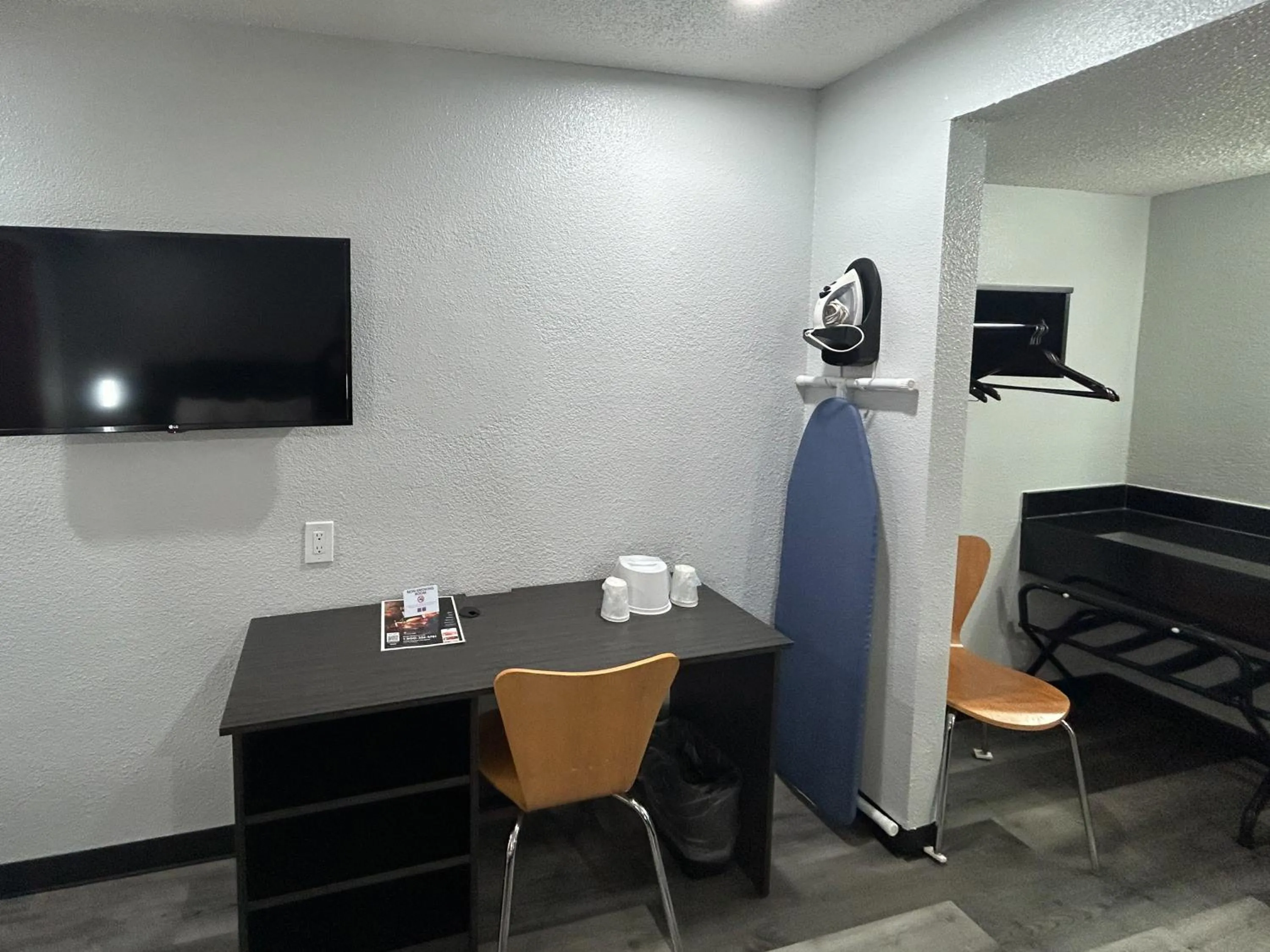 TV and multimedia in Studio 6 Tacoma, WA - South