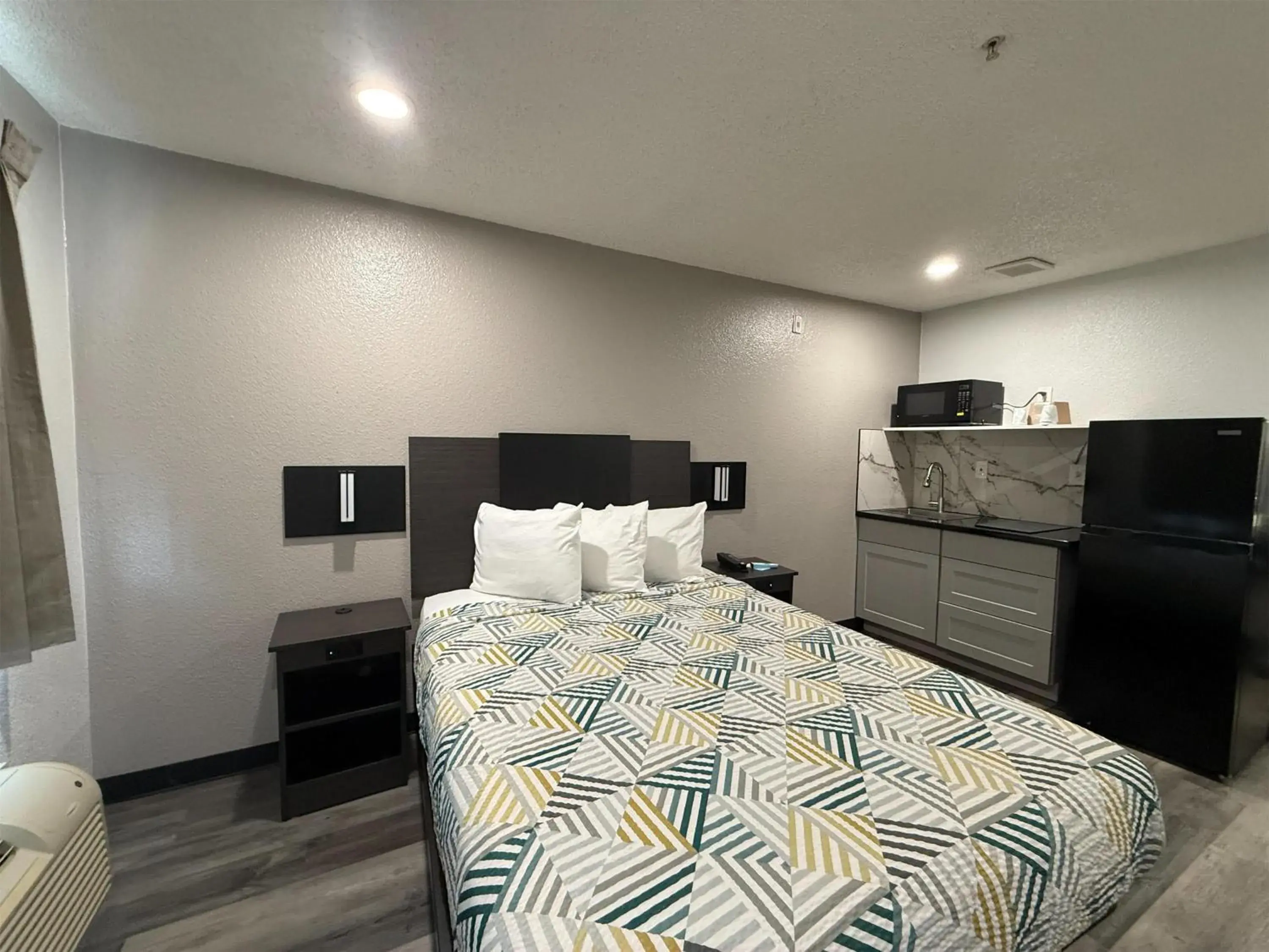 Queen Room - single occupancy - Disability Access - Non-Smoking in Studio 6 Tacoma, WA - South Queen Room - single occupancy - Disability Access - Non-Smoking in Studio 6 Tacoma, WA - South