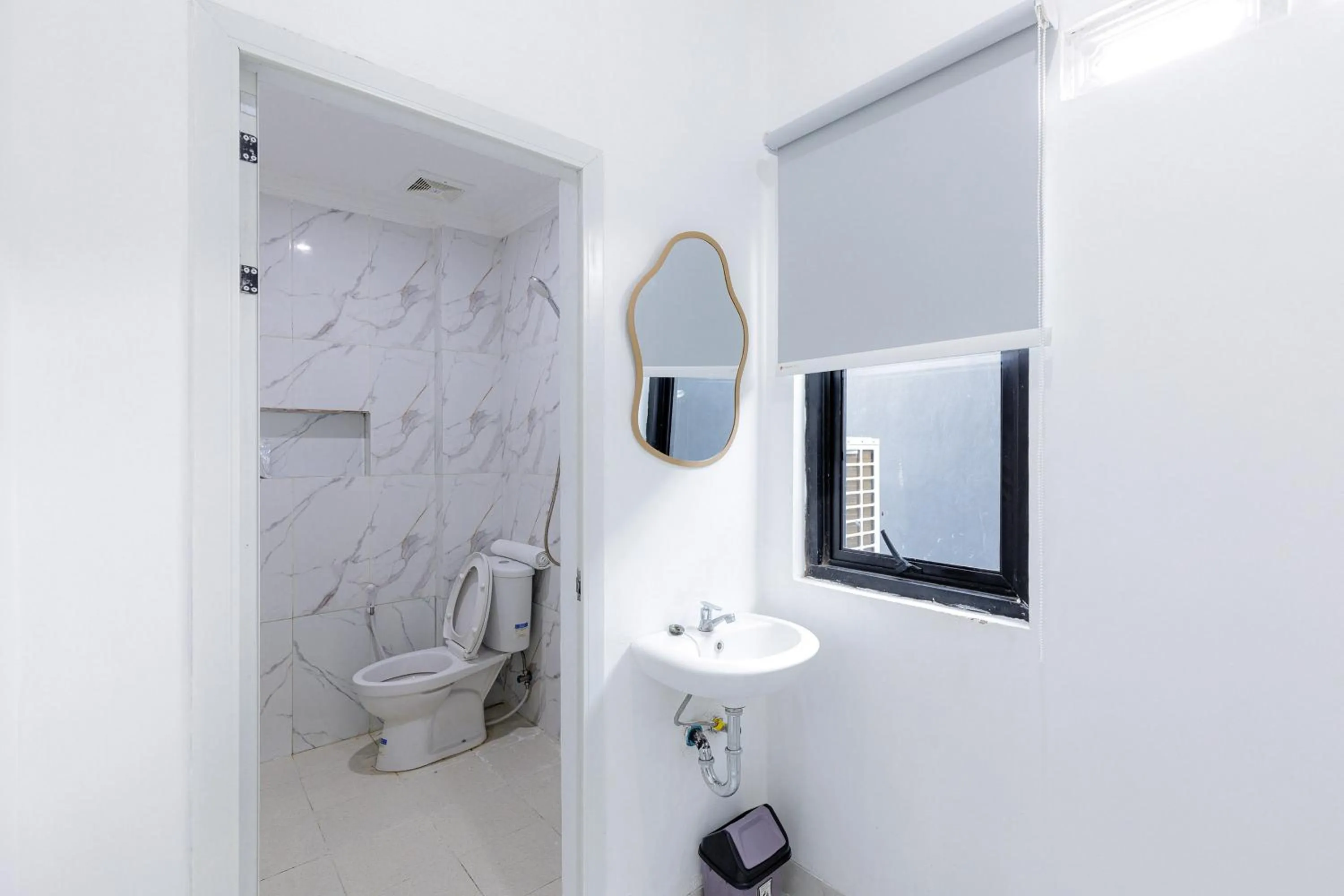 Bathroom in Urbanview Hotel Amira Syariah Bogor