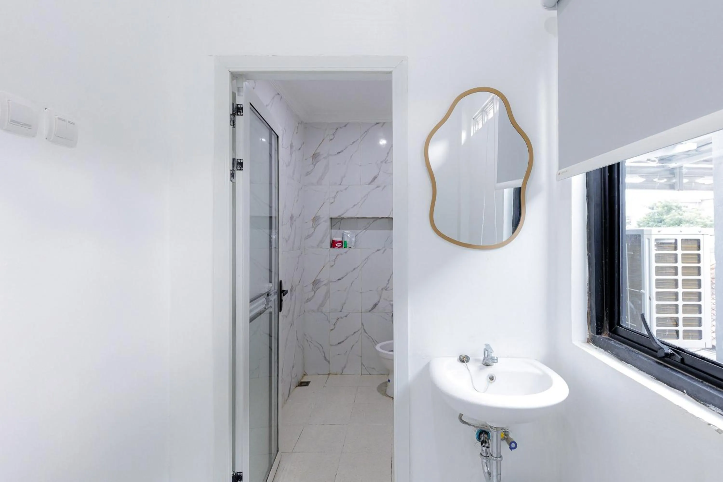 Bathroom in Urbanview Hotel Amira Syariah Bogor