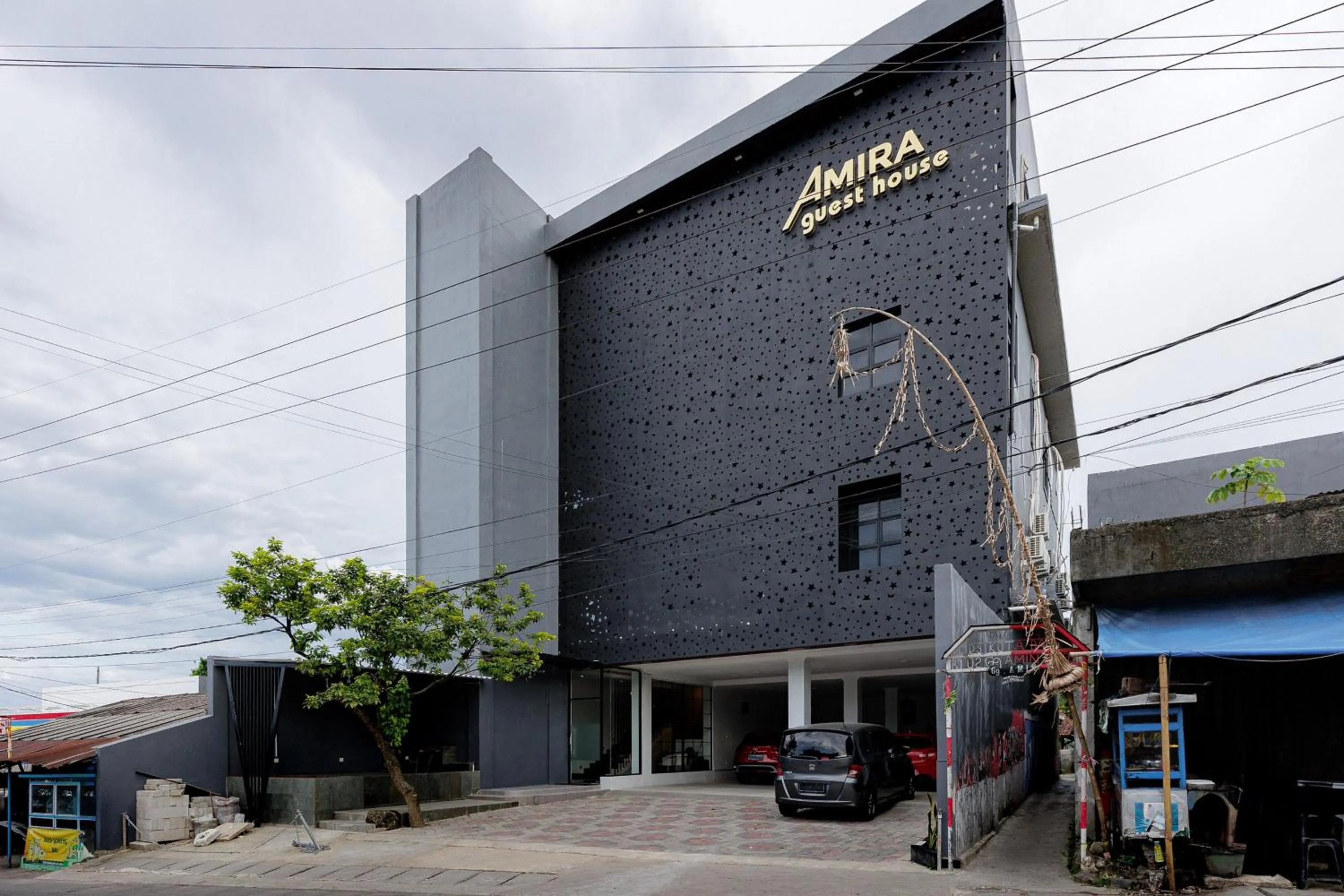 Facade/entrance in Urbanview Hotel Amira Syariah Bogor