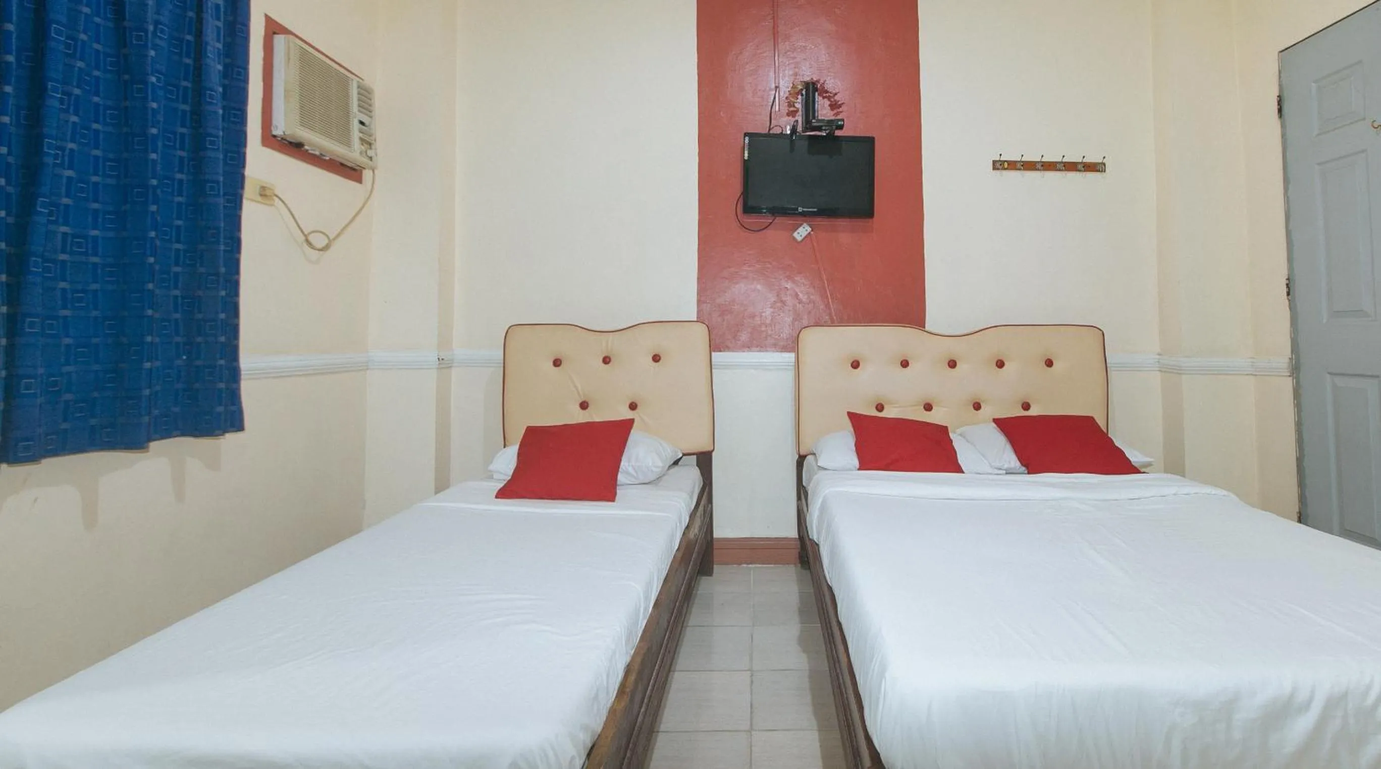 Triple Room in Westview Pension by RedDoorz
