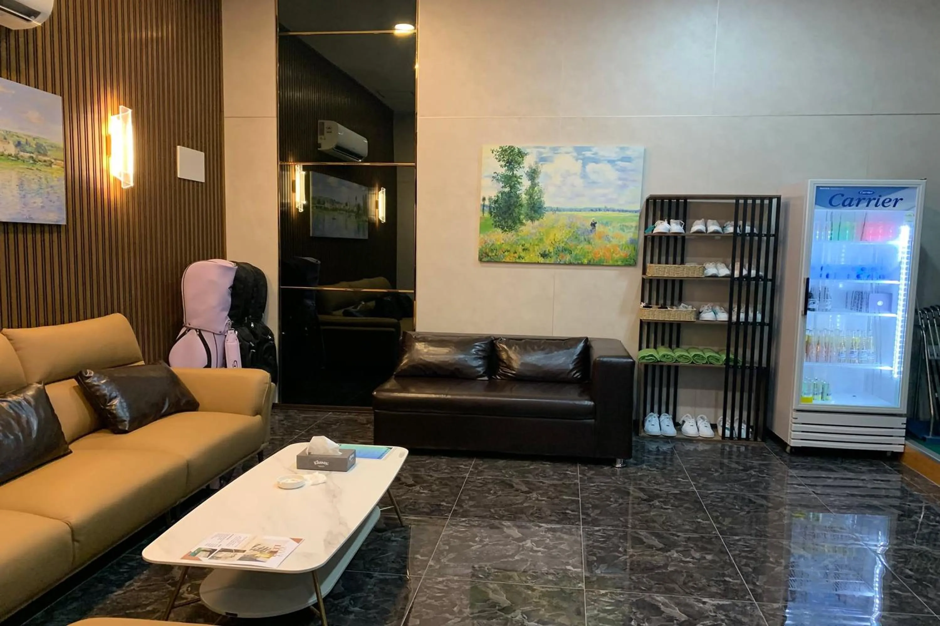 Communal lounge/ TV room in Hotel Kaya Puerto Galera