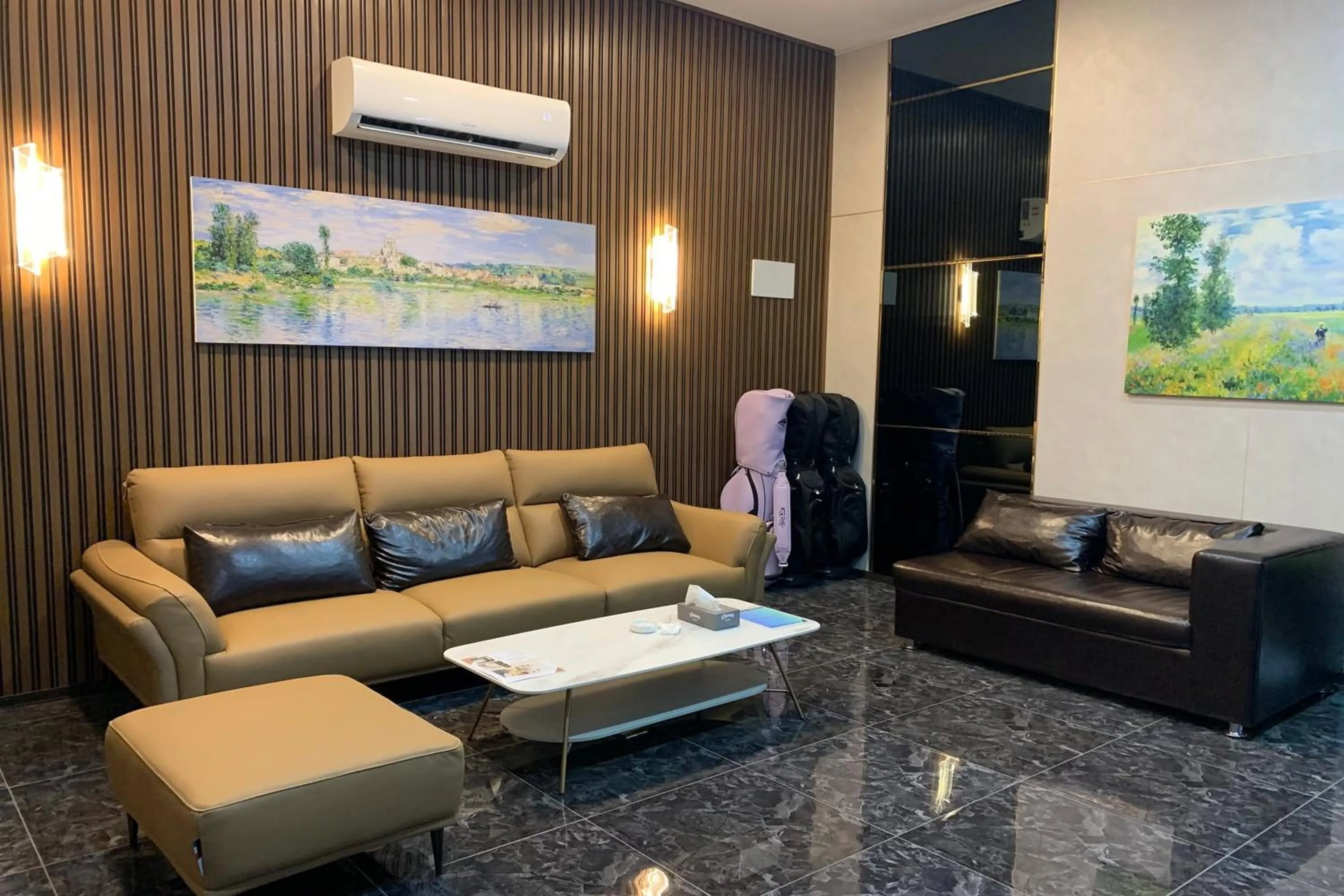 Communal lounge/ TV room in Hotel Kaya Puerto Galera