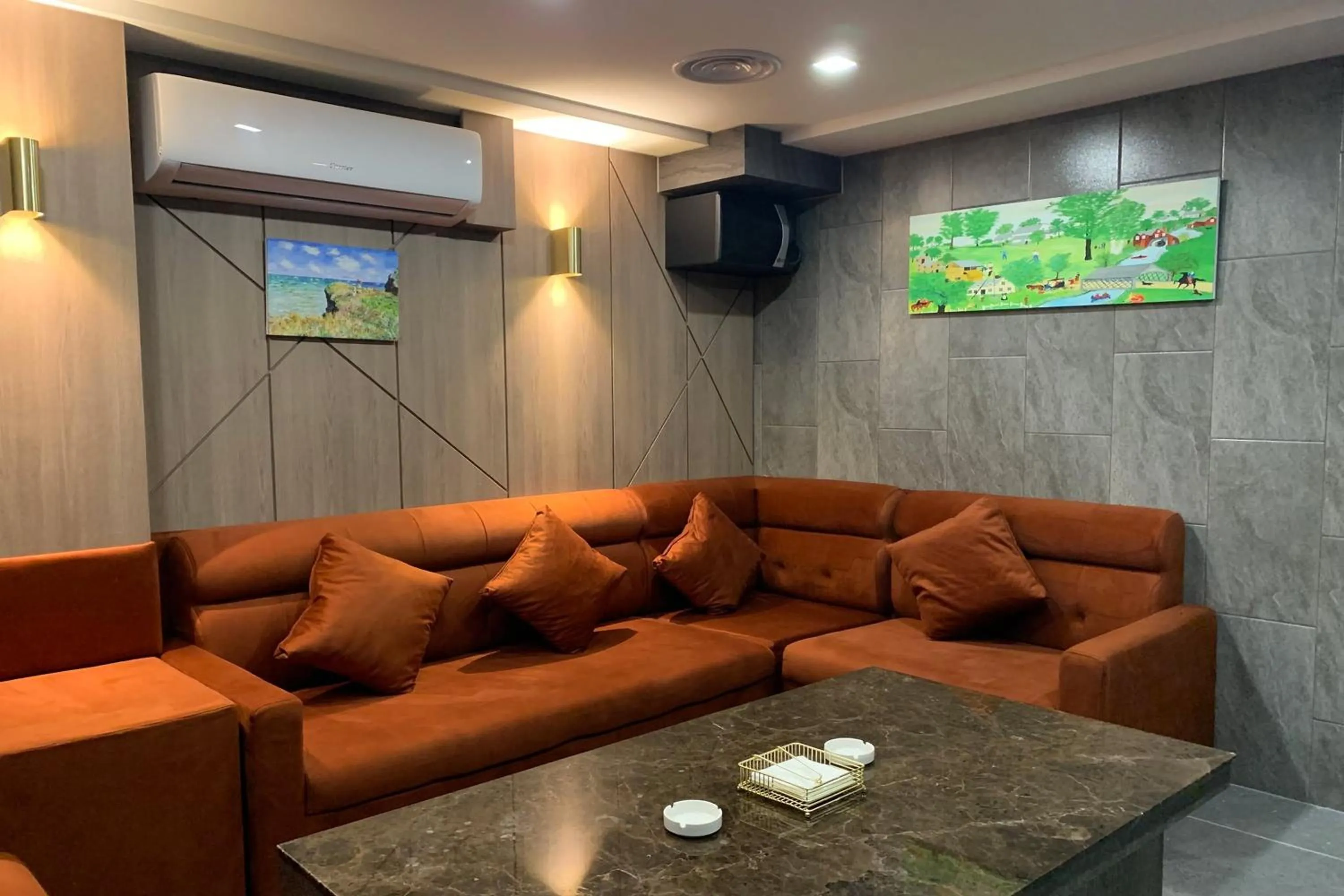 Communal lounge/ TV room in Hotel Kaya Puerto Galera