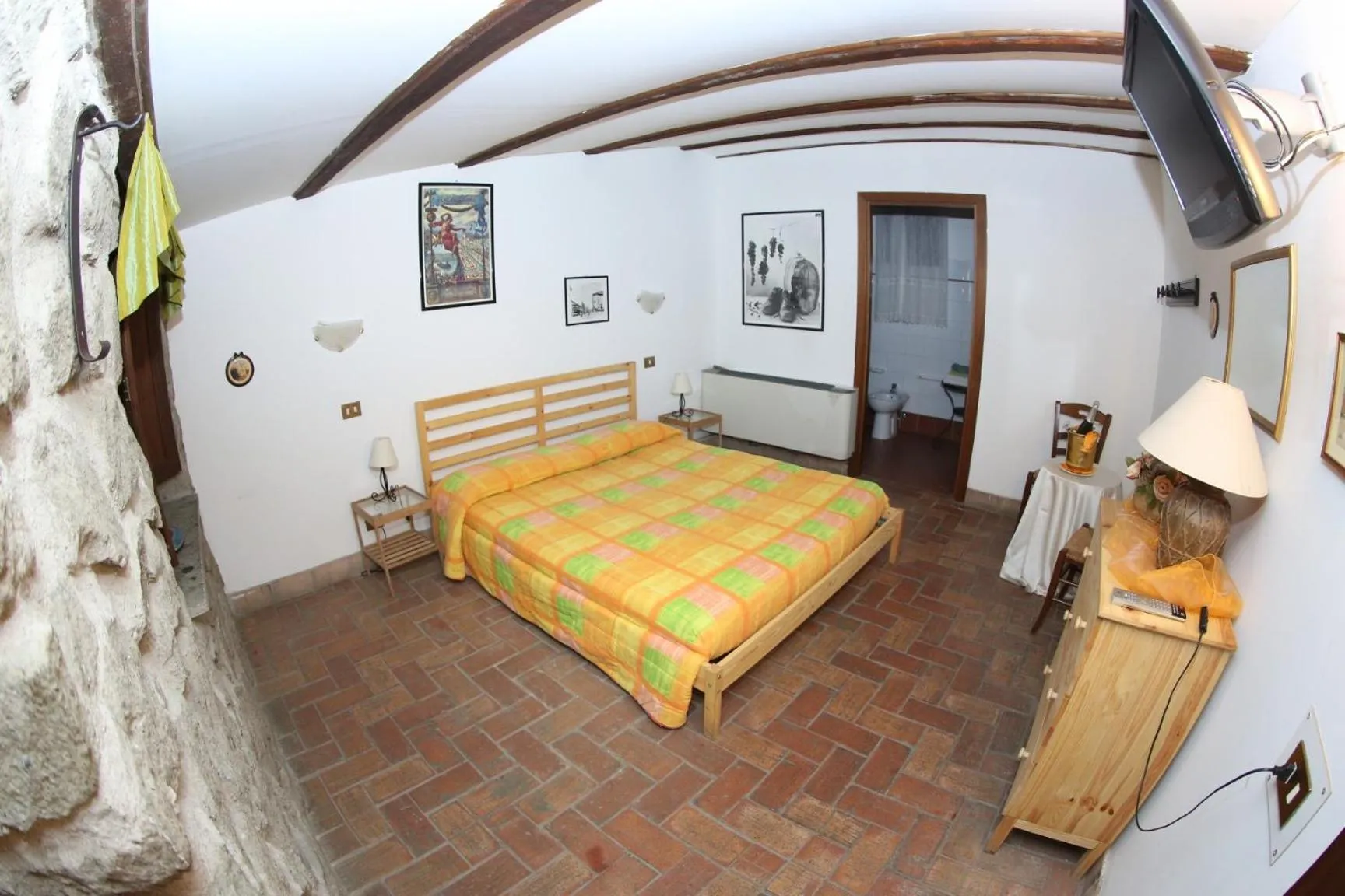 Property building, Bed in Agriturismo Monte Due Torri