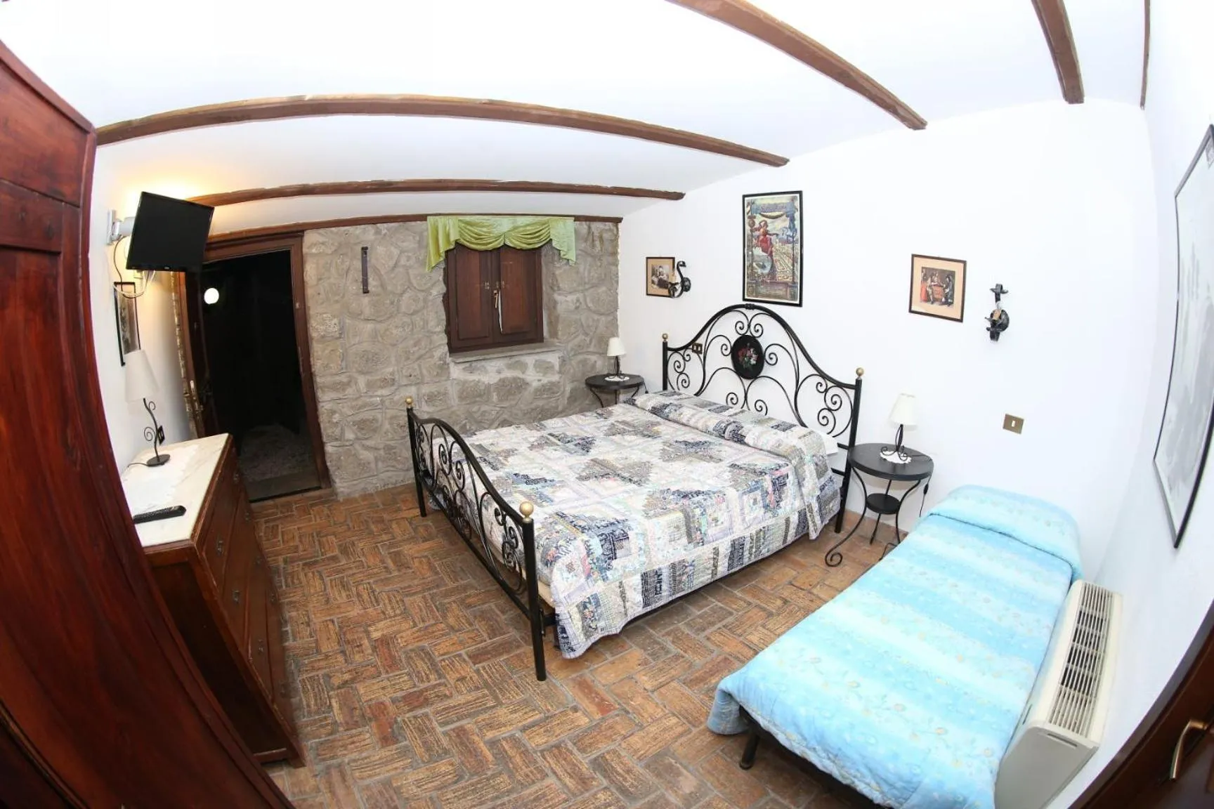 Property building, Bed in Agriturismo Monte Due Torri
