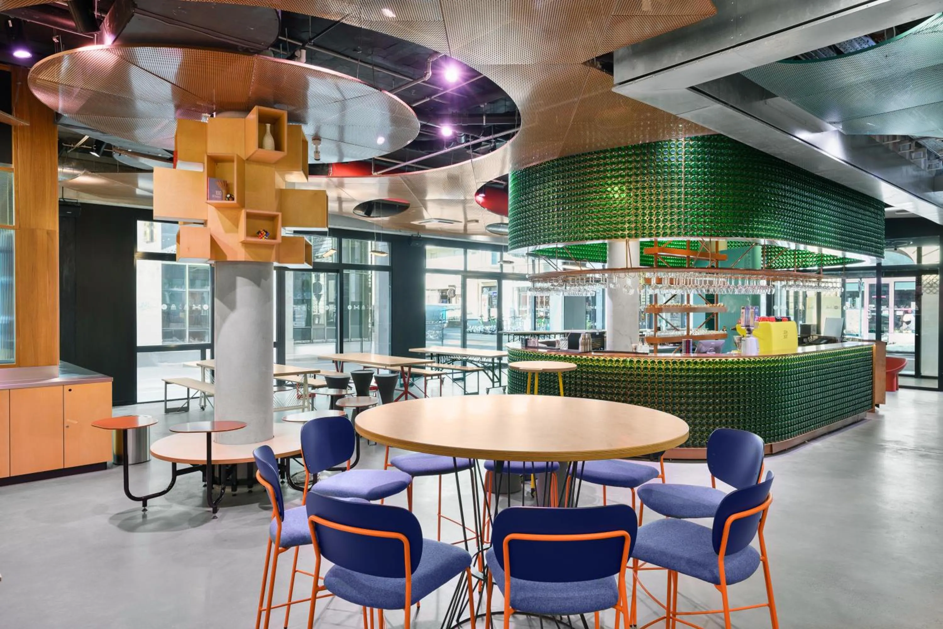 Lounge or bar in JO&JOE Budapest