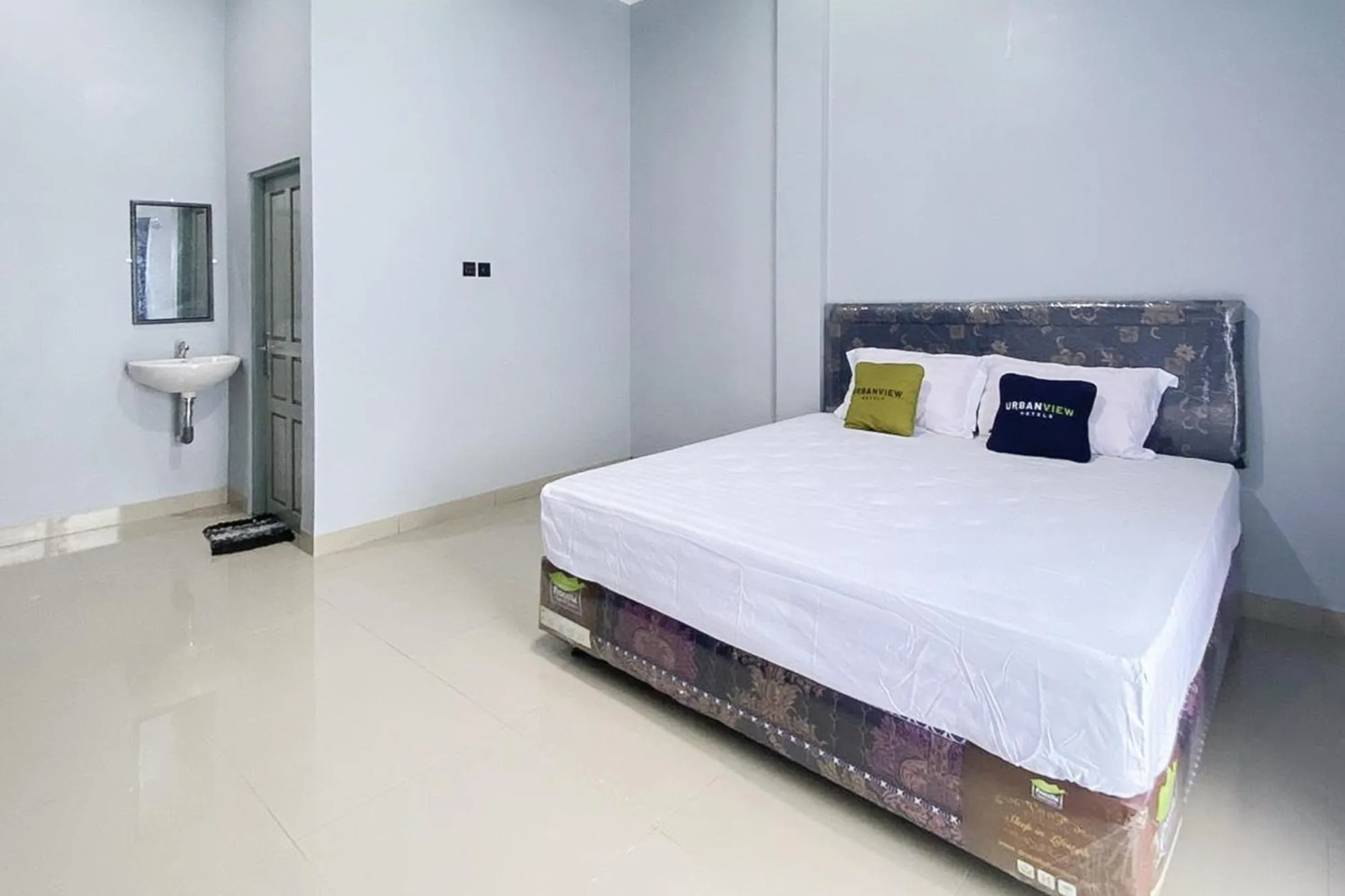 Bedroom, Bed in Urbanview Hotel Menteng Jaya GH Palangka Raya