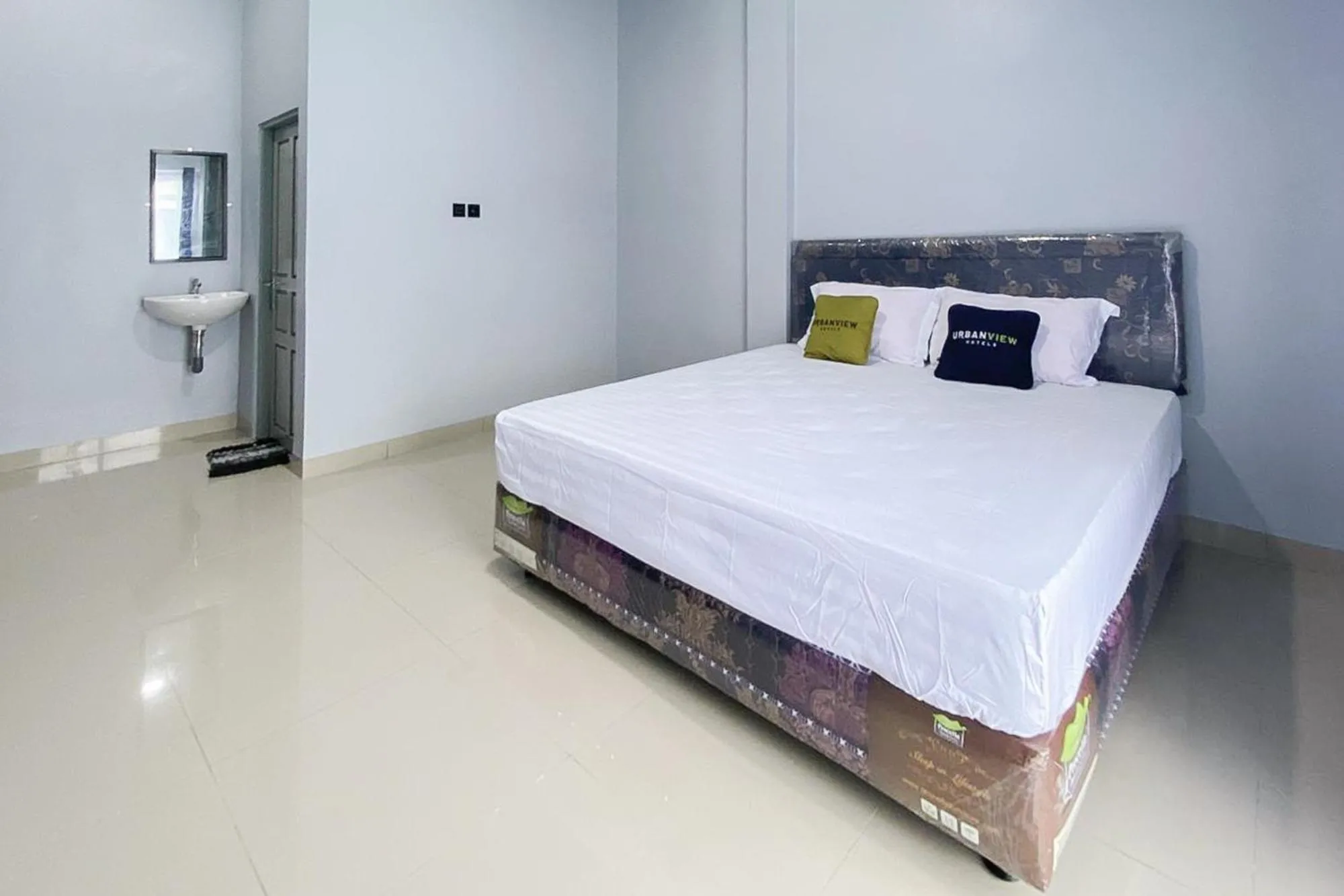 Bedroom, Bed in Urbanview Hotel Menteng Jaya GH Palangka Raya