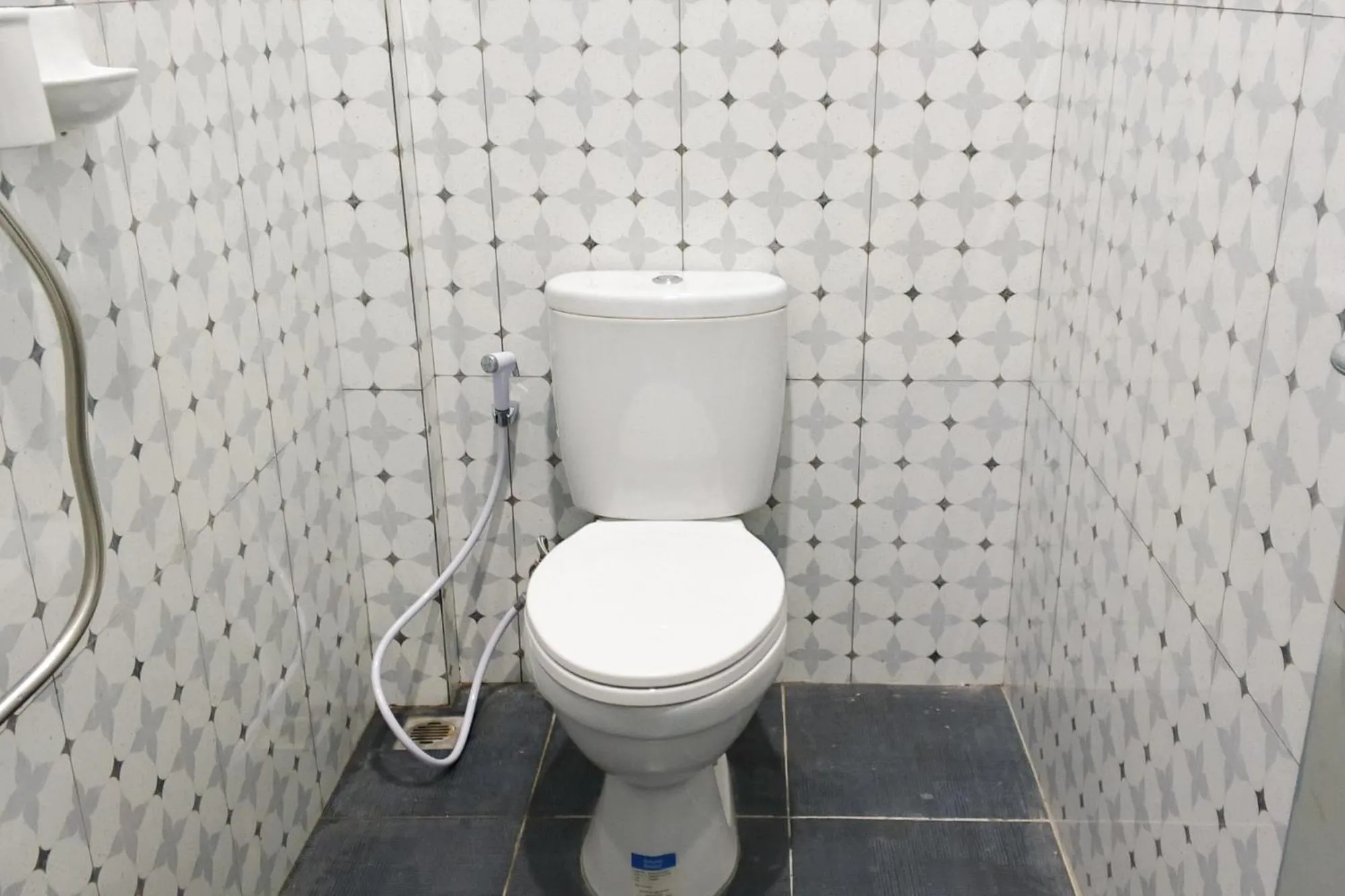 Bathroom in Urbanview Hotel Menteng Jaya GH Palangka Raya