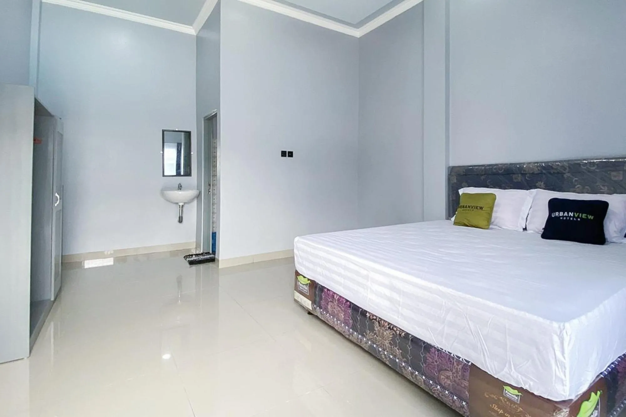 Bedroom, Bed in Urbanview Hotel Menteng Jaya GH Palangka Raya