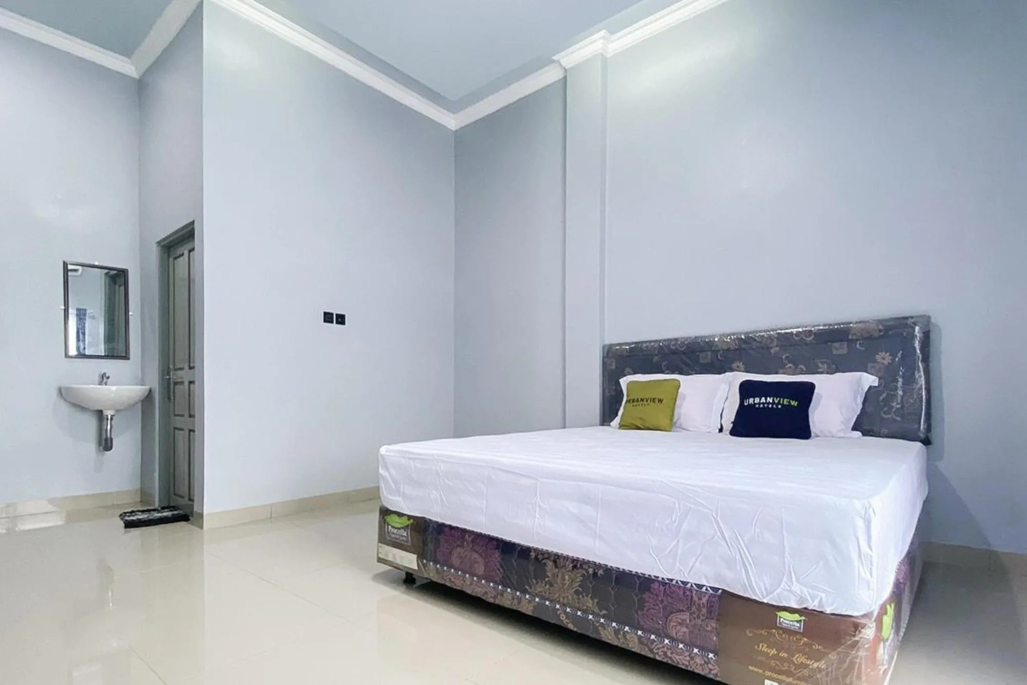 Bedroom, Bed in Urbanview Hotel Menteng Jaya GH Palangka Raya