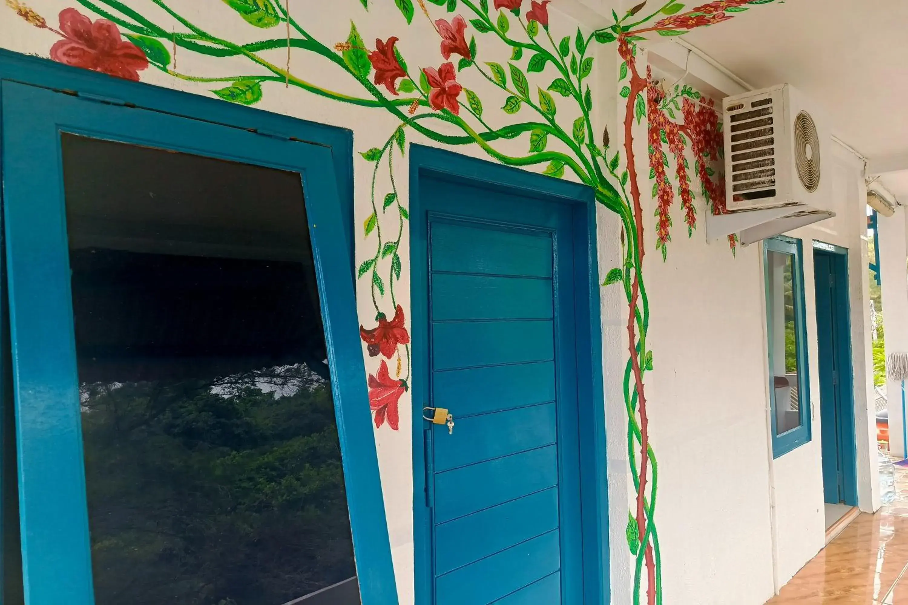 Facade/entrance in Aloha Beach House Facade/entrance in Aloha Beach House
