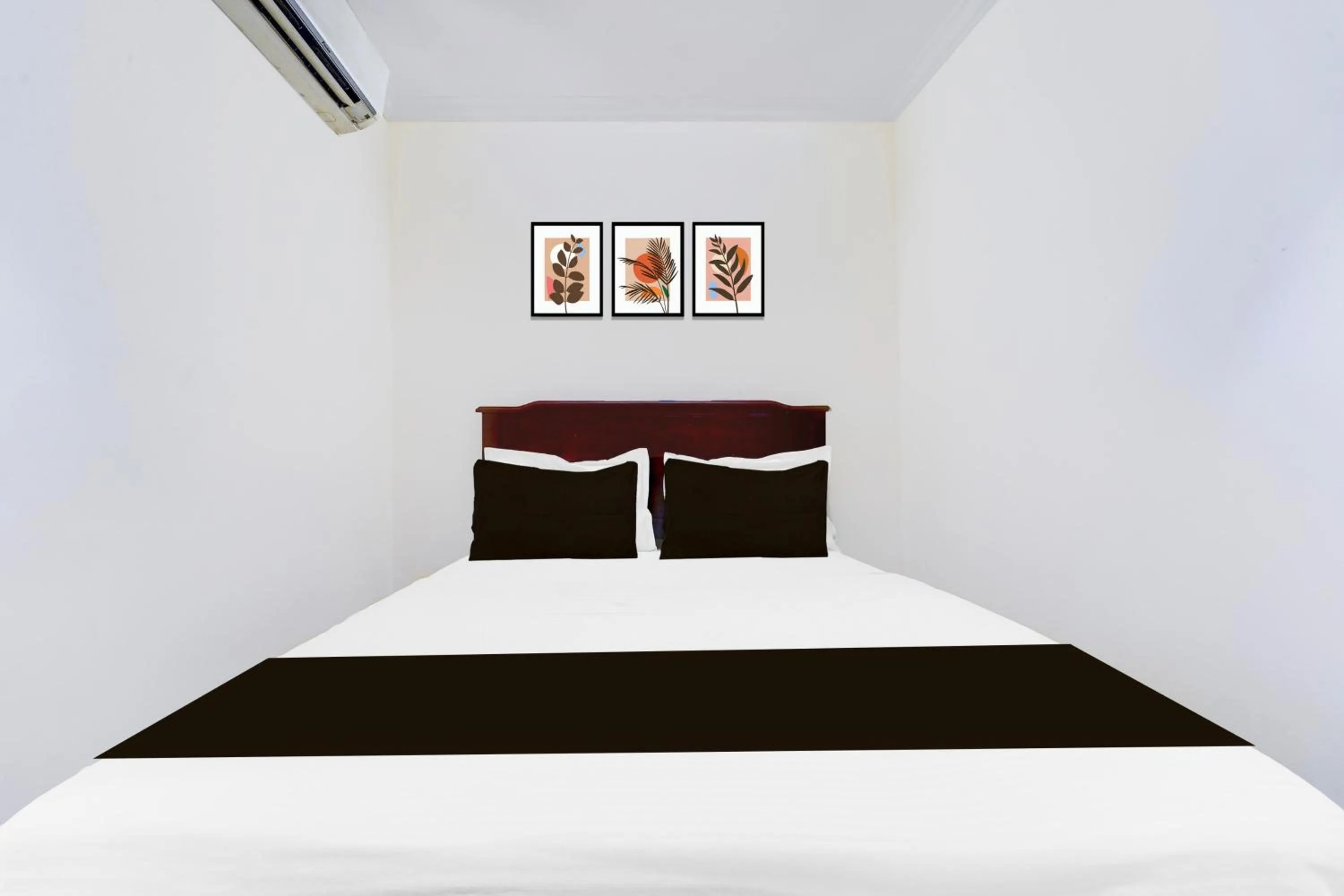 Bedroom, Bed in Super Hotel O DH Road Ernakulam